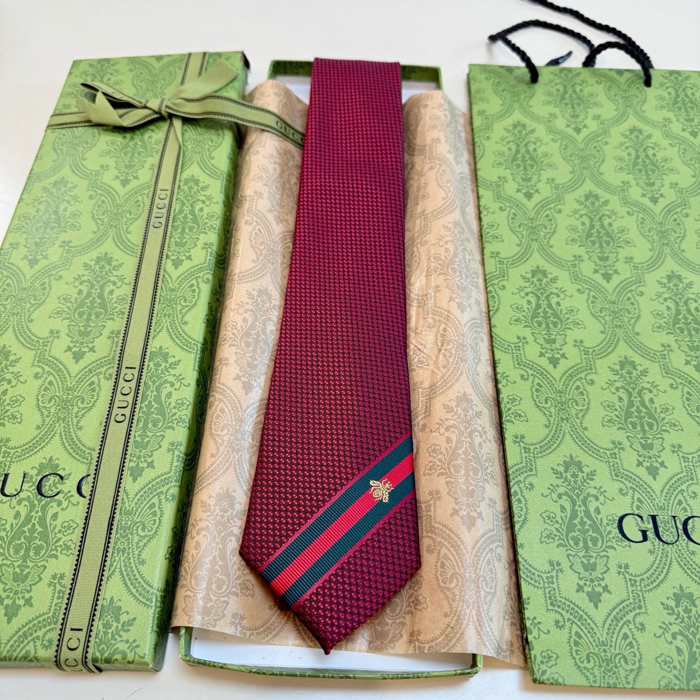 &yen;90💰Gucci家这款小蜜蜂真的很吸睛！看了就爱上
而且搭配蓝色西服 超级好看了
比其他款式都年轻耐看更显气质 配温莎结很nice～