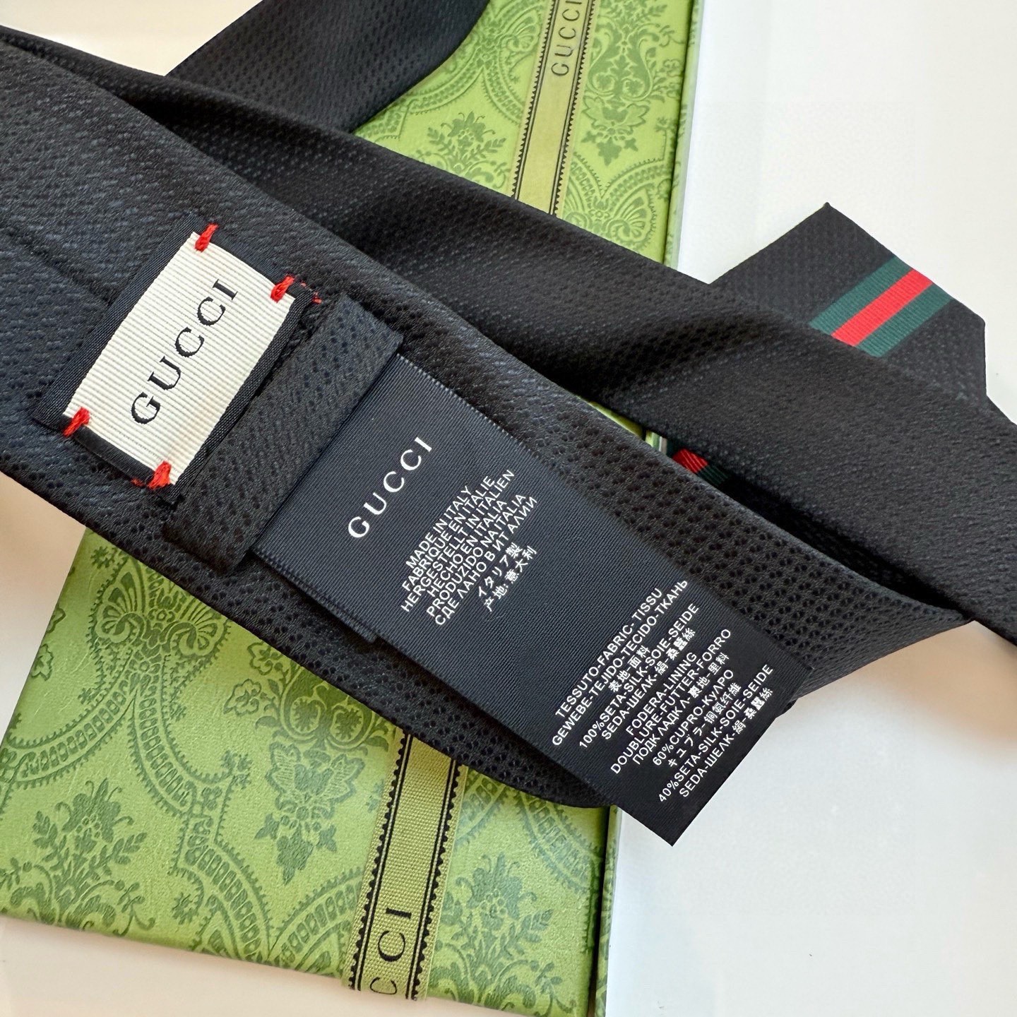 &yen;90💰Gucci家这款小蜜蜂真的很吸睛！看了就爱上
而且搭配蓝色西服 超级好看了
比其他款式都年轻耐看更显气质 配温莎结很nice～