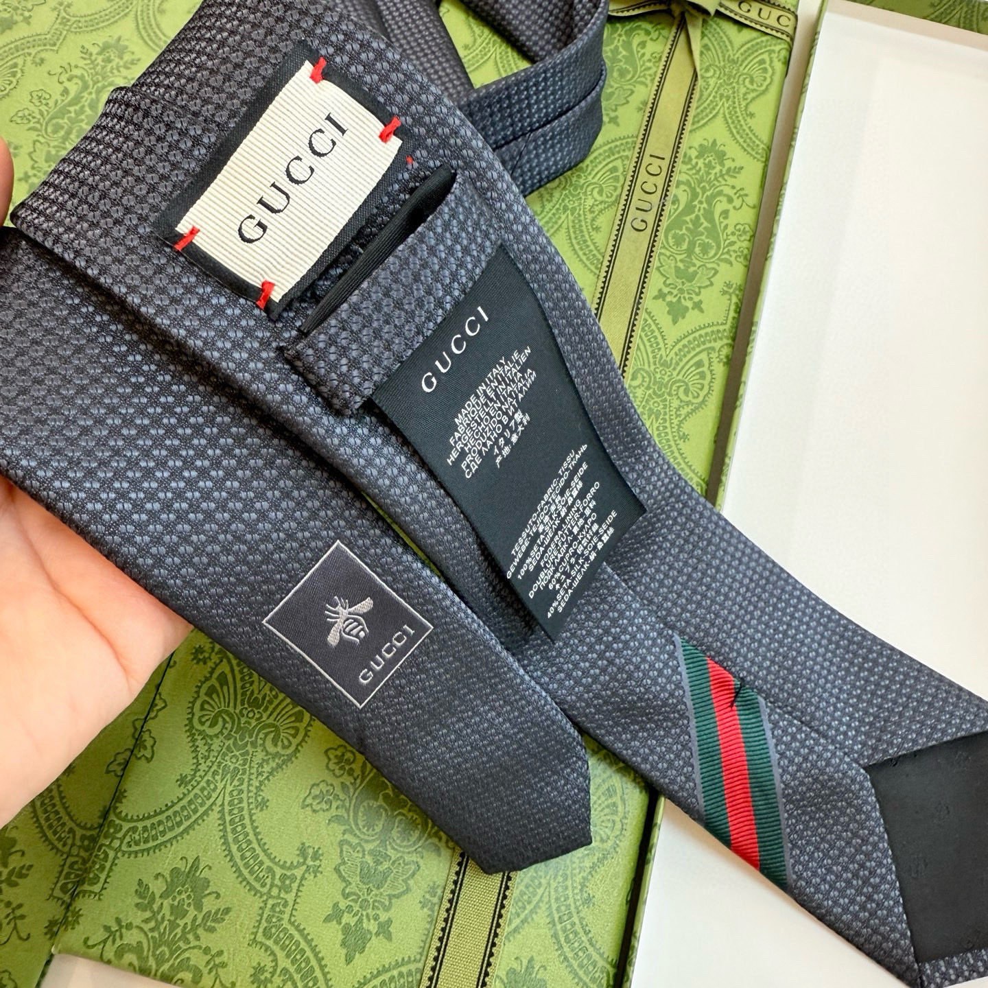 &yen;90💰Gucci家这款小蜜蜂真的很吸睛！看了就爱上
而且搭配蓝色西服 超级好看了
比其他款式都年轻耐看更显气质 配温莎结很nice～