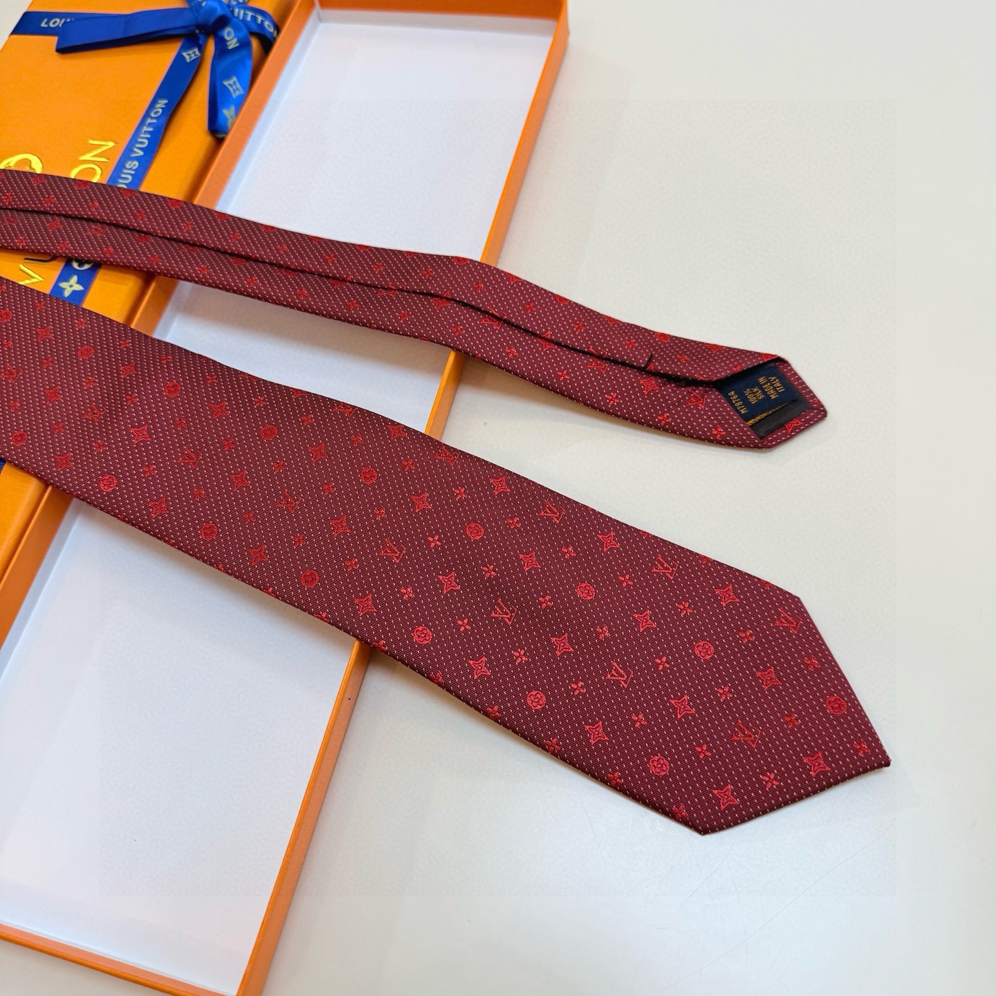 🌾LV男士领带系列【L老花字母提花领带】👔👔，稀有😻😻展现精湛手工与时尚优雅的理想选择，这款领带将标志性