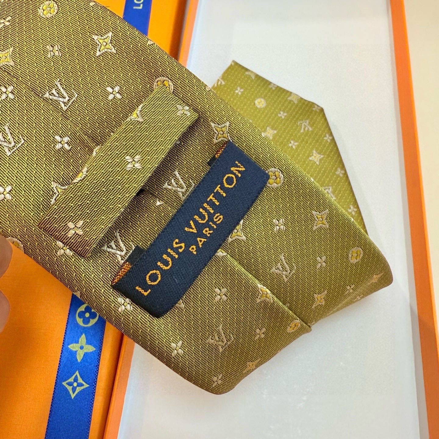 🌾LV男士领带系列【L老花字母提花领带】👔👔，稀有😻😻展现精湛手工与时尚优雅的理想选择，这款领带将标志性