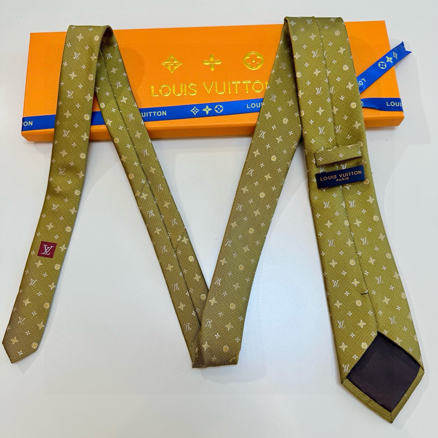 🌾LV男士领带系列【L老花字母提花领带】👔👔，稀有😻😻展现精湛手工与时尚优雅的理想选择，这款领带将标志性