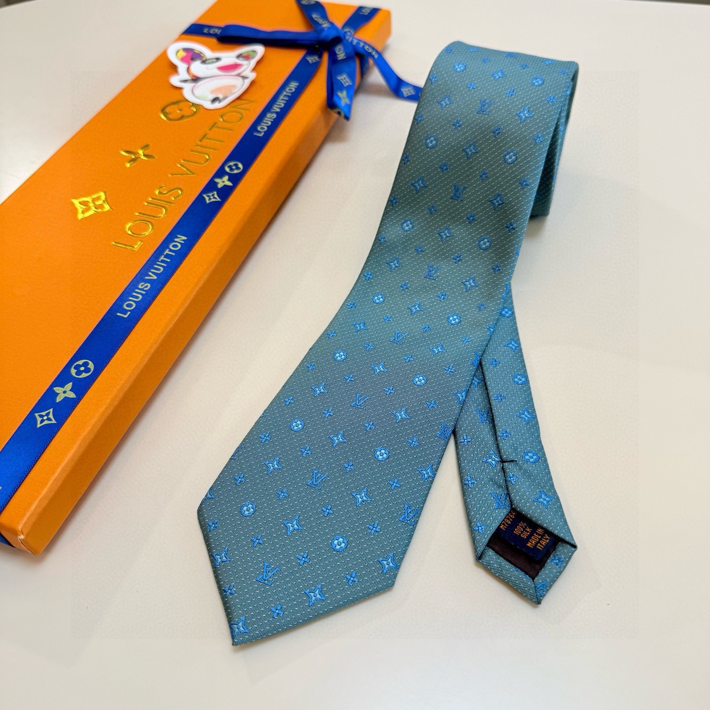 🌾LV男士领带系列【L老花字母提花领带】👔👔，稀有😻😻展现精湛手工与时尚优雅的理想选择，这款领带将标志性