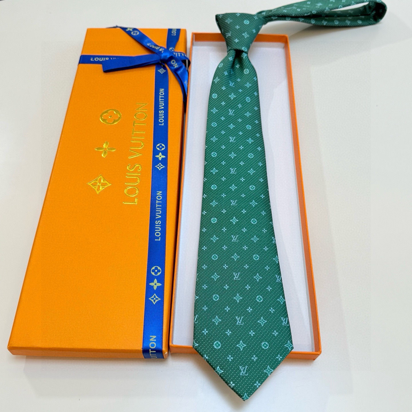 🌾LV男士领带系列【L老花字母提花领带】👔👔，稀有😻😻展现精湛手工与时尚优雅的理想选择，这款领带将标志性