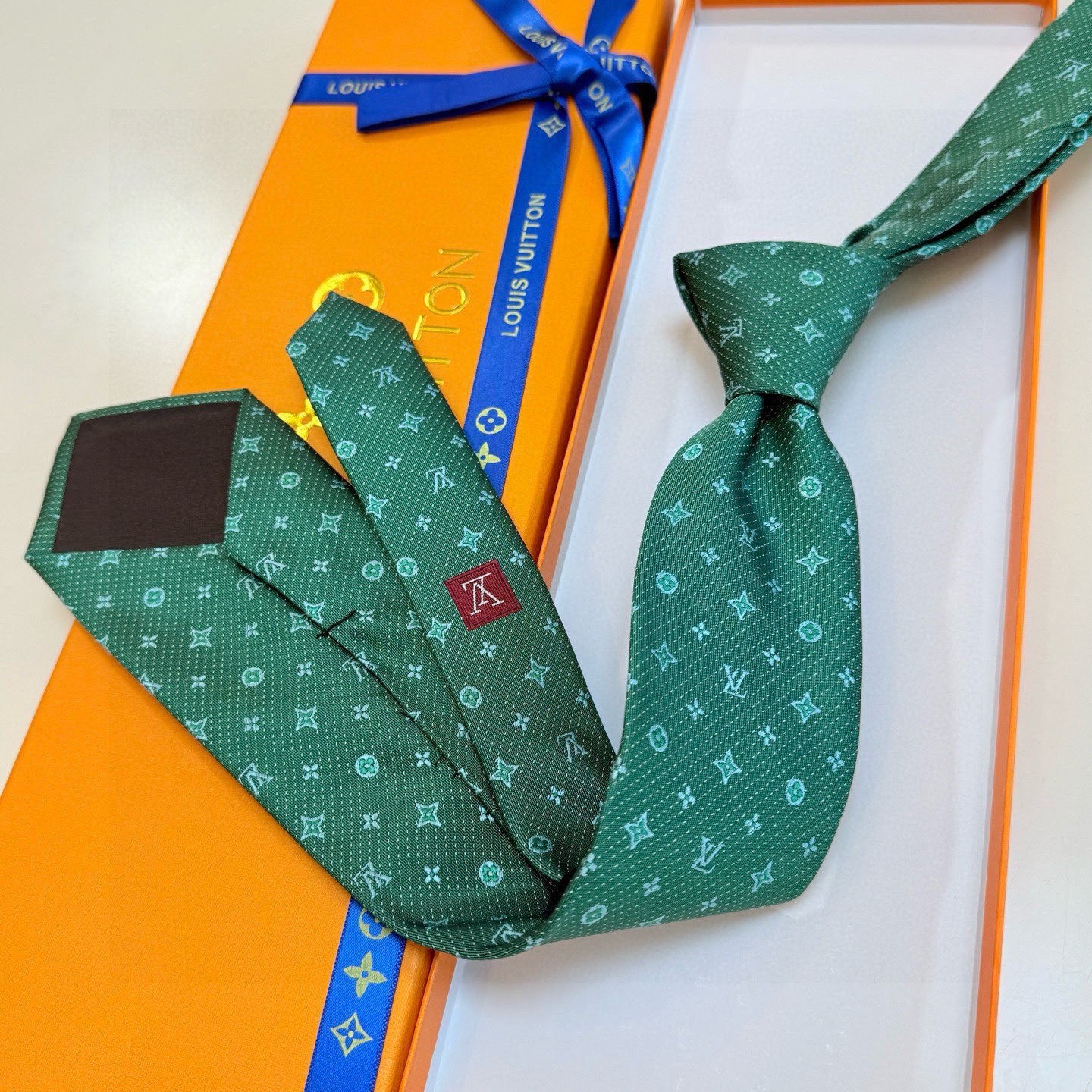 🌾LV男士领带系列【L老花字母提花领带】👔👔，稀有😻😻展现精湛手工与时尚优雅的理想选择，这款领带将标志性