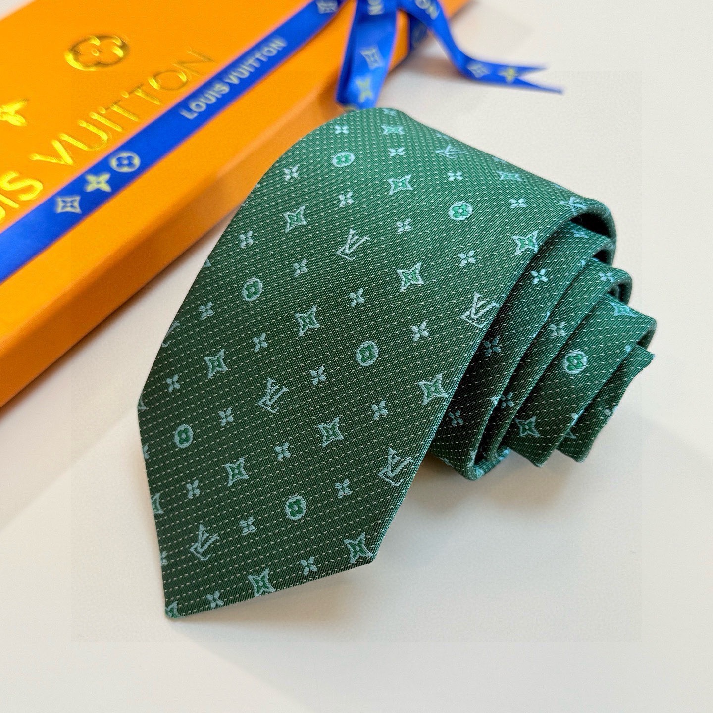 🌾LV男士领带系列【L老花字母提花领带】👔👔，稀有😻😻展现精湛手工与时尚优雅的理想选择，这款领带将标志性