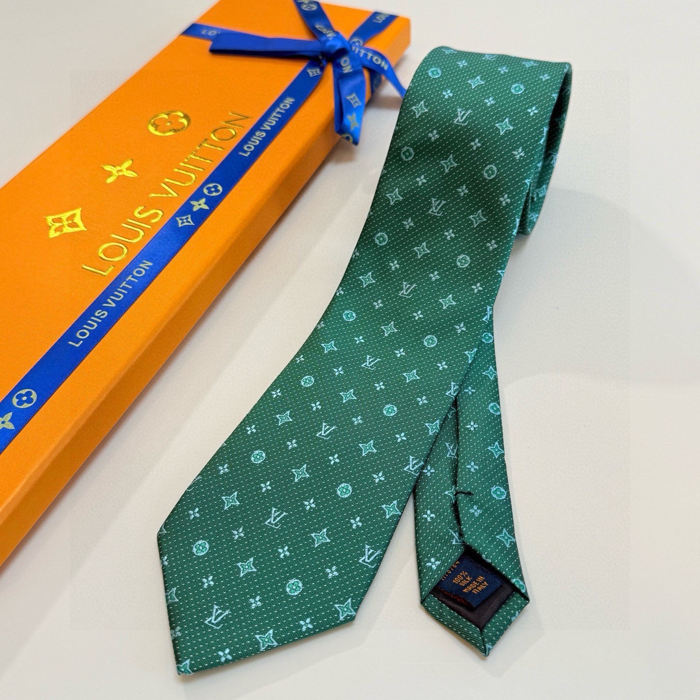 🌾LV男士领带系列【L老花字母提花领带】👔👔，稀有😻😻展现精湛手工与时尚优雅的理想选择，这款领带将标志性