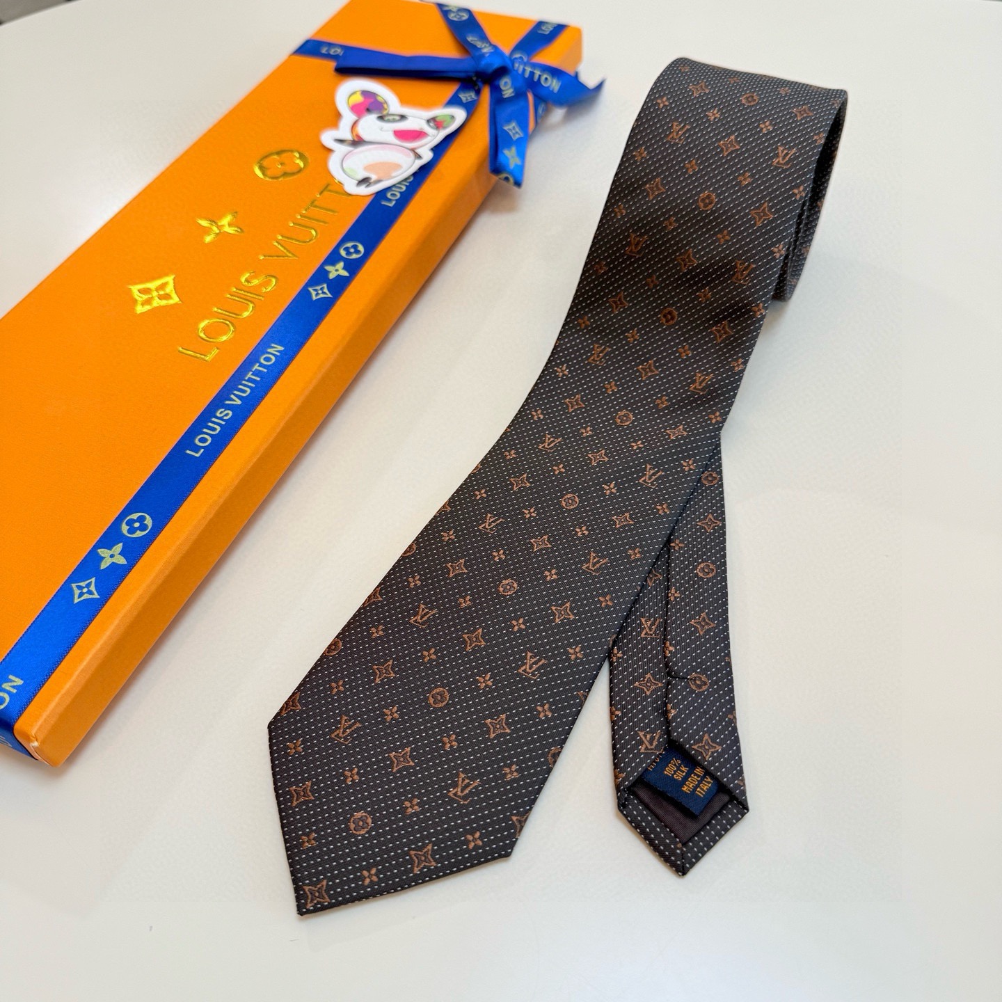 🌾LV男士领带系列【L老花字母提花领带】👔👔，稀有😻😻展现精湛手工与时尚优雅的理想选择，这款领带将标志性