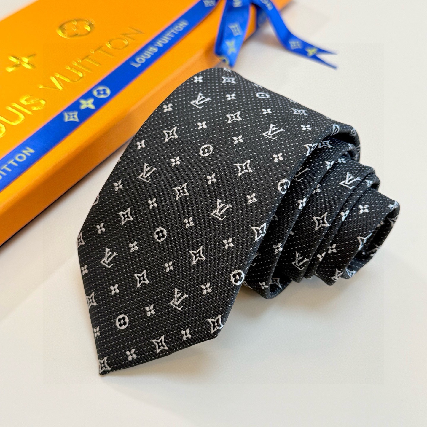 🌾LV男士领带系列【L老花字母提花领带】👔👔，稀有😻😻展现精湛手工与时尚优雅的理想选择，这款领带将标志性