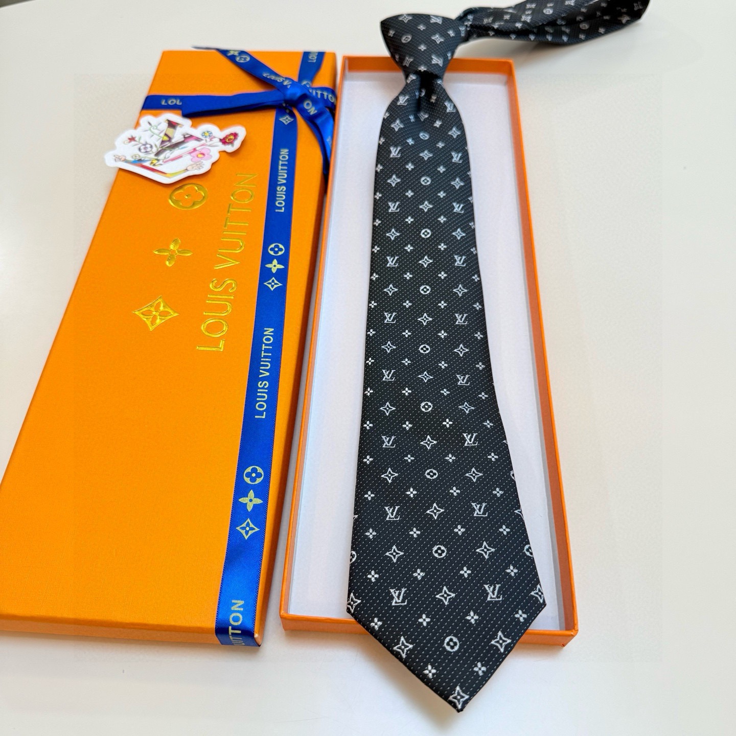 🌾LV男士领带系列【L老花字母提花领带】👔👔，稀有😻😻展现精湛手工与时尚优雅的理想选择，这款领带将标志性