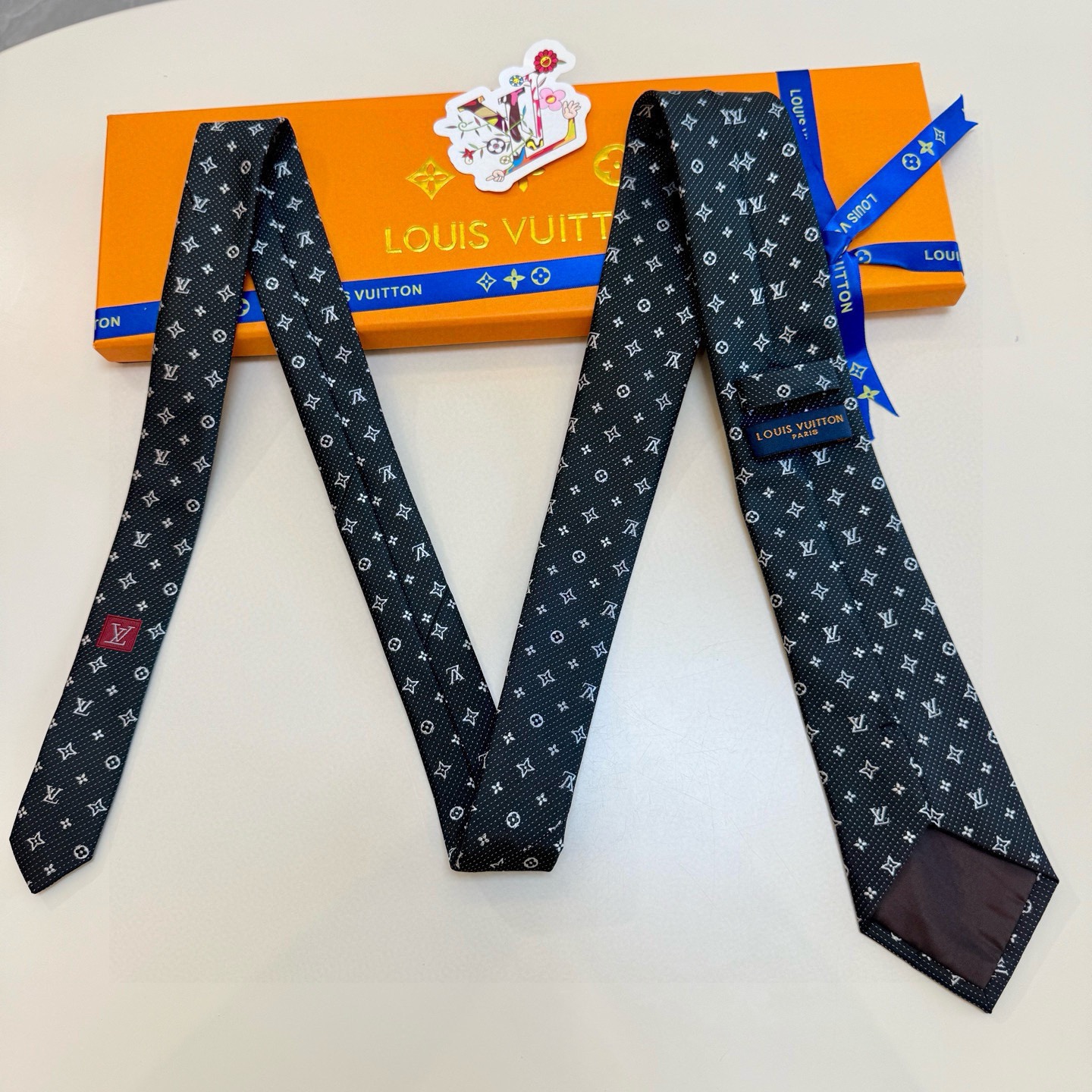 🌾LV男士领带系列【L老花字母提花领带】👔👔，稀有😻😻展现精湛手工与时尚优雅的理想选择，这款领带将标志性