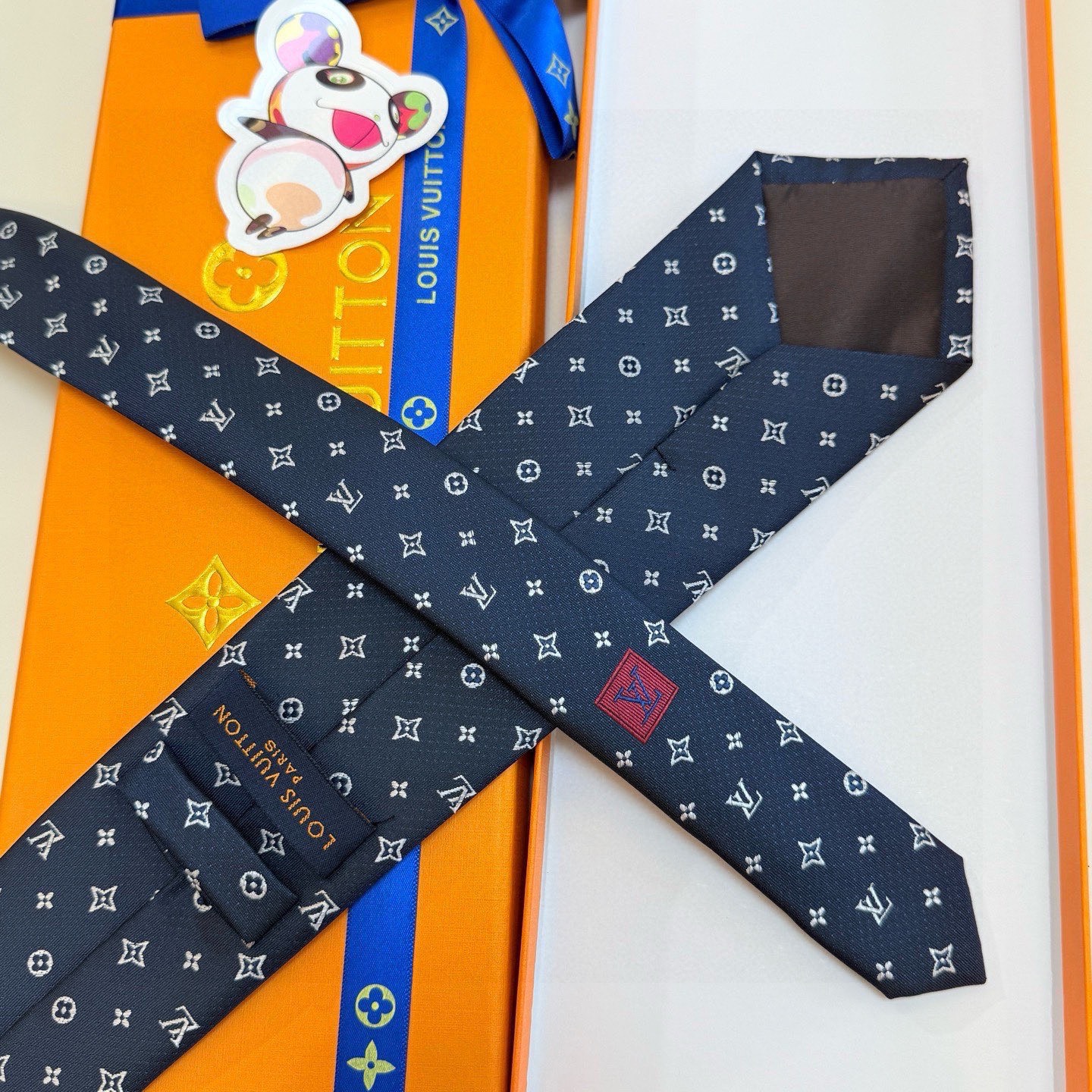 🌾LV男士领带系列【L老花字母提花领带】👔👔，稀有😻😻展现精湛手工与时尚优雅的理想选择，这款领带将标志性