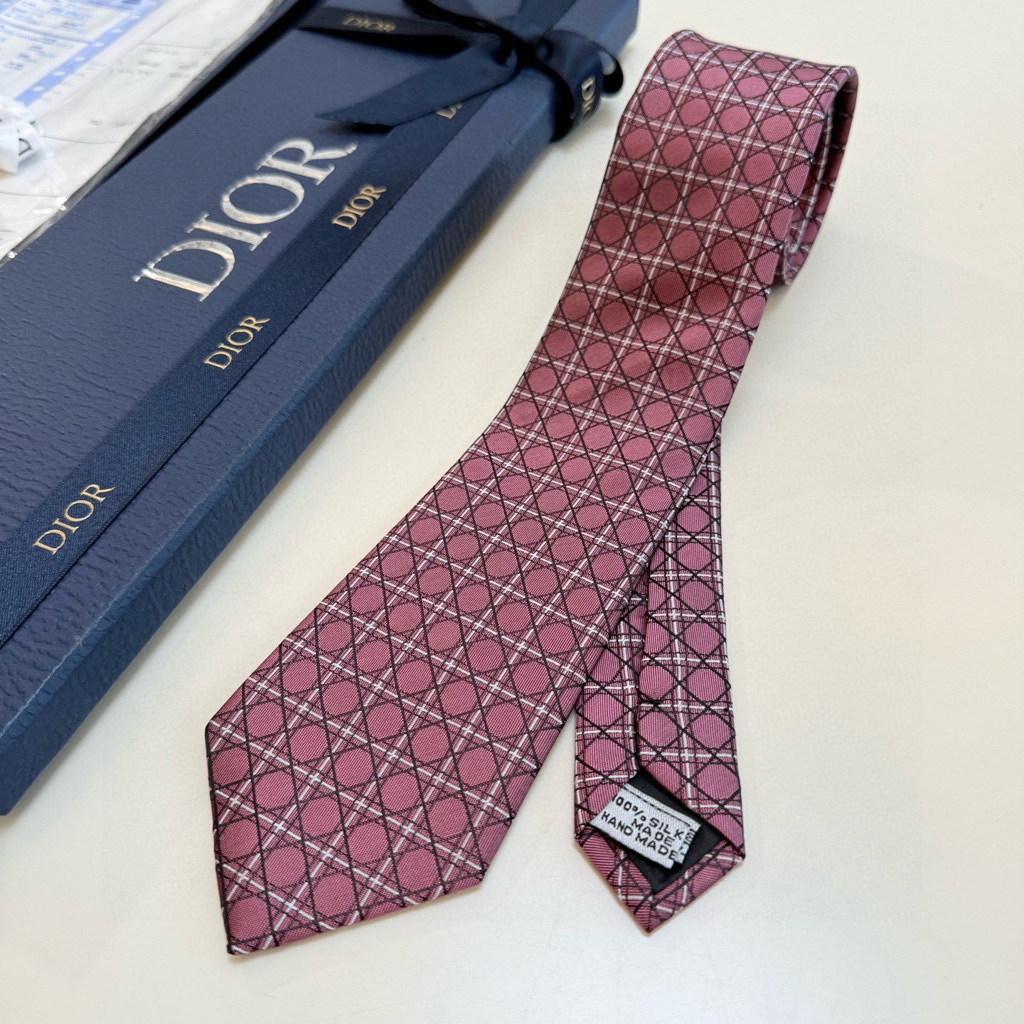 🌾爆款到👏👏Do家新款领带💖💖 👔👔Dior男士【D藤格纹图案领带】，稀有😻😻展现精湛手工与时尚优雅的理