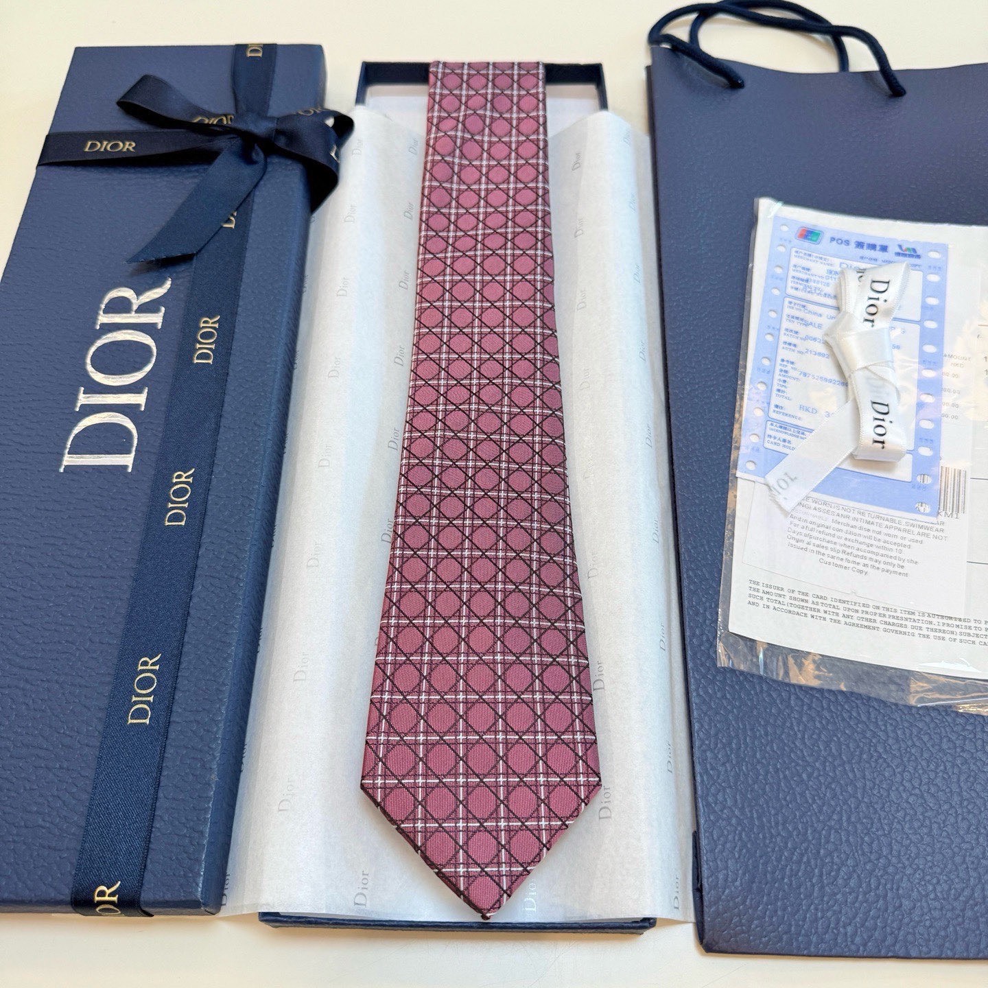 🌾爆款到👏👏Do家新款领带💖💖 👔👔Dior男士【D藤格纹图案领带】，稀有😻😻展现精湛手工与时尚优雅的理