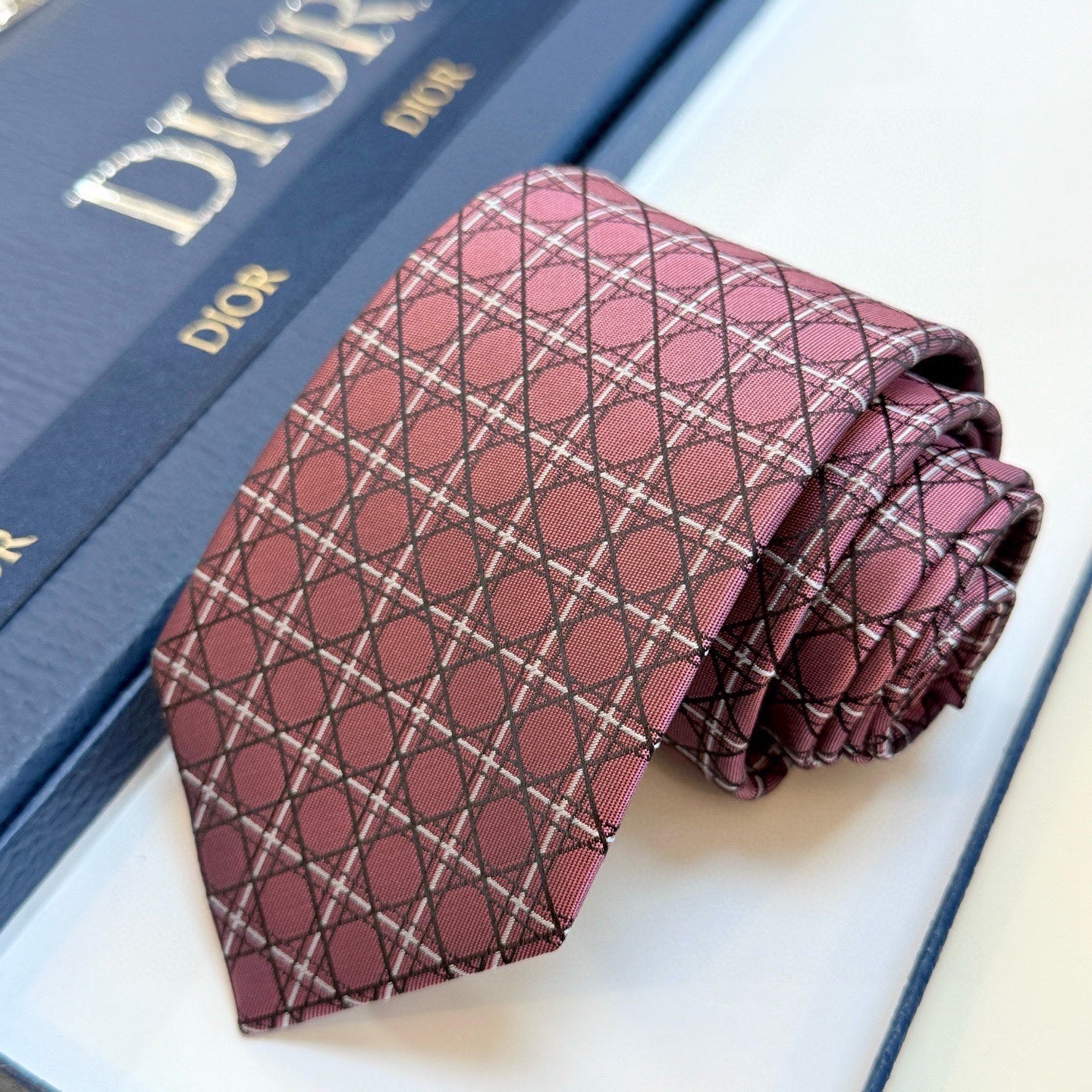 🌾爆款到👏👏Do家新款领带💖💖 👔👔Dior男士【D藤格纹图案领带】，稀有😻😻展现精湛手工与时尚优雅的理