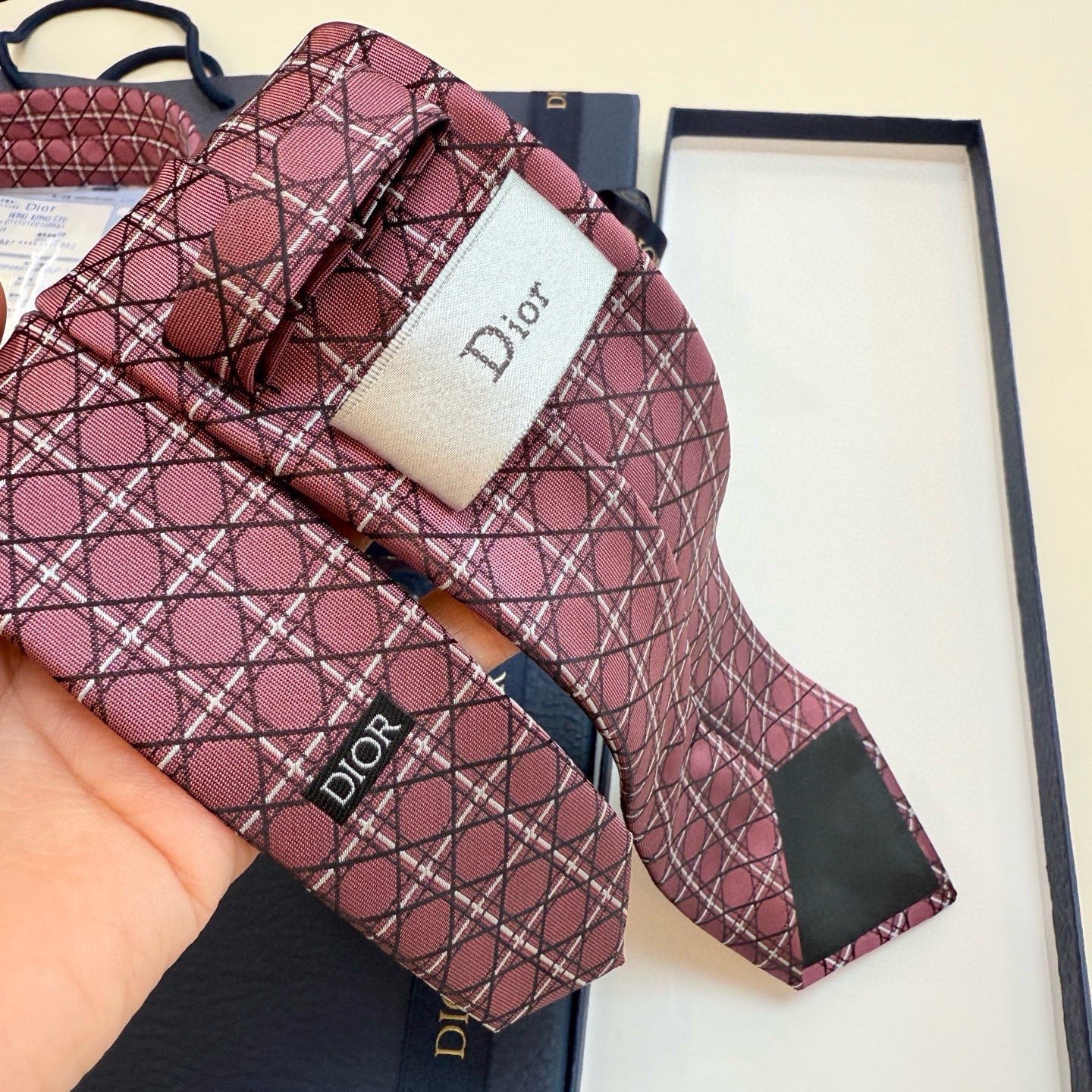 🌾爆款到👏👏Do家新款领带💖💖 👔👔Dior男士【D藤格纹图案领带】，稀有😻😻展现精湛手工与时尚优雅的理