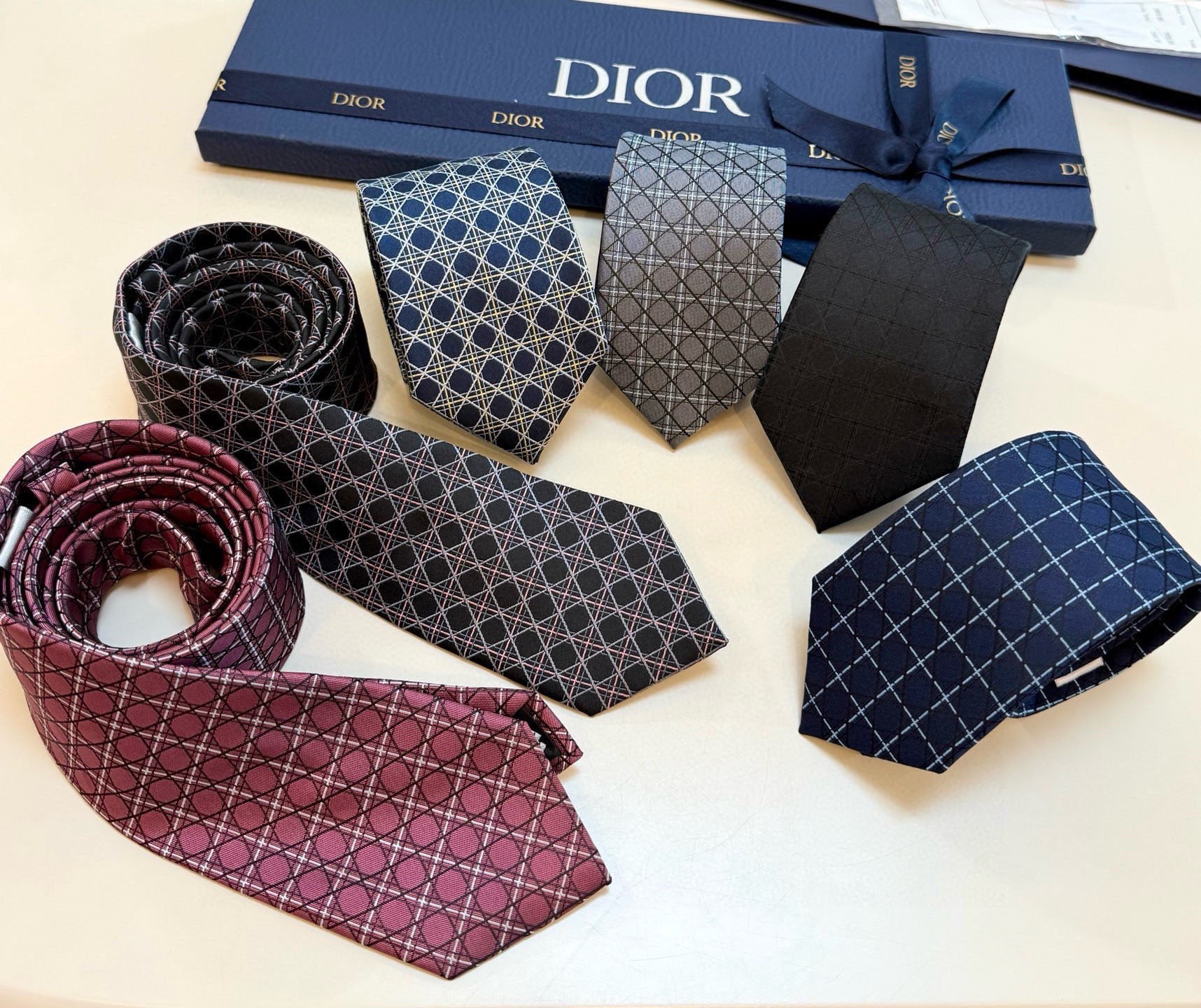 🌾爆款到👏👏Do家新款领带💖💖 👔👔Dior男士【D藤格纹图案领带】，稀有😻😻展现精湛手工与时尚优雅的理