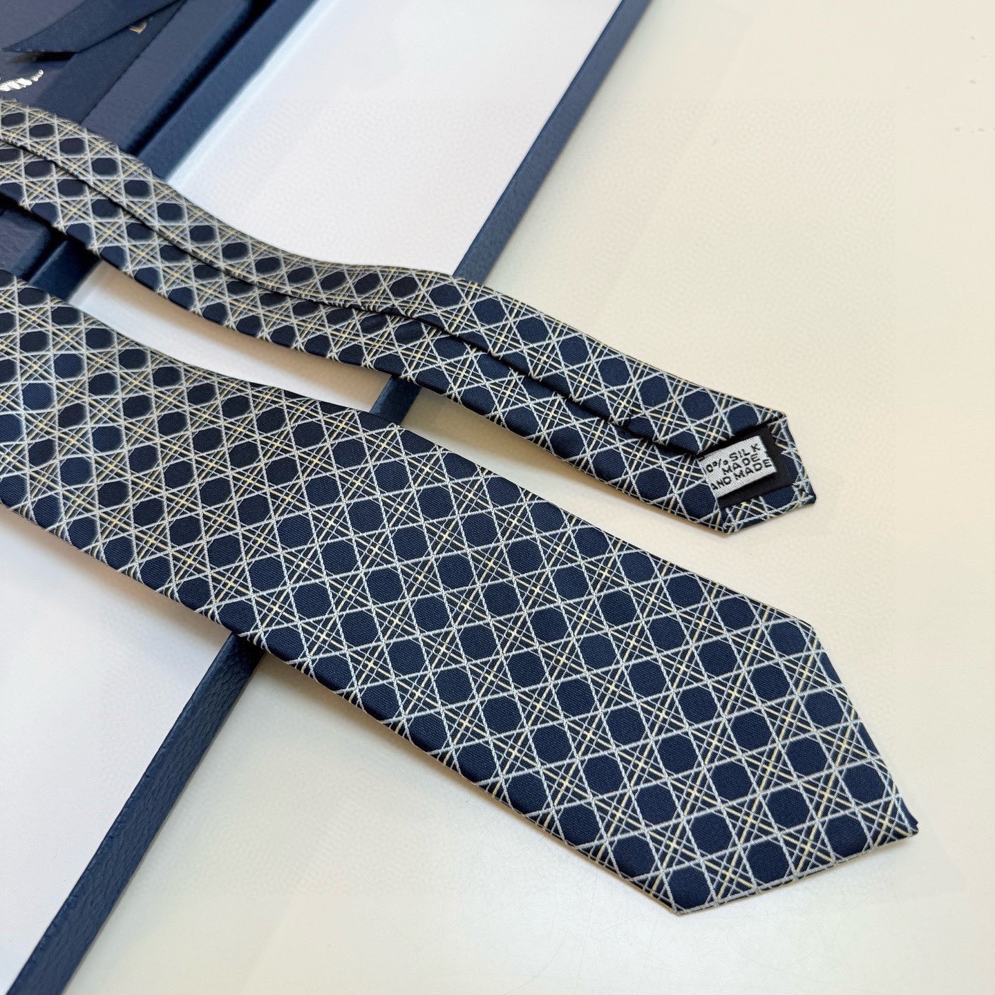 🌾爆款到👏👏Do家新款领带💖💖 👔👔Dior男士【D藤格纹图案领带】，稀有😻😻展现精湛手工与时尚优雅的理