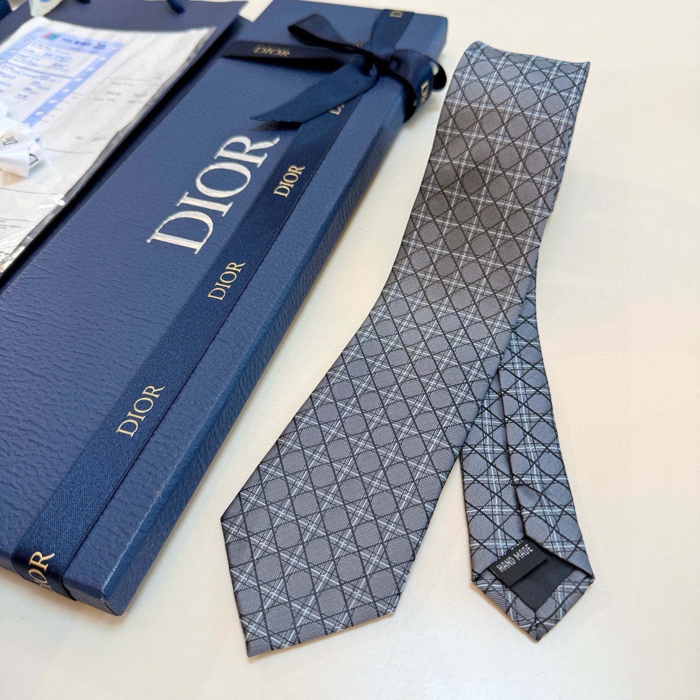 🌾爆款到👏👏Do家新款领带💖💖 👔👔Dior男士【D藤格纹图案领带】，稀有😻😻展现精湛手工与时尚优雅的理