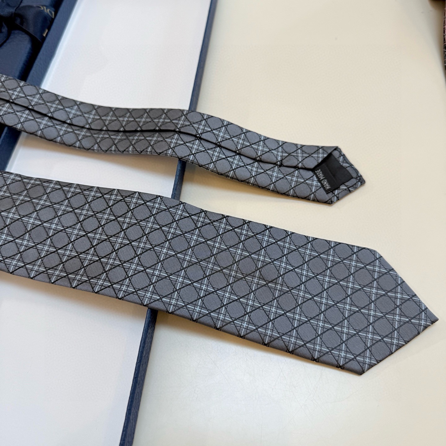 🌾爆款到👏👏Do家新款领带💖💖 👔👔Dior男士【D藤格纹图案领带】，稀有😻😻展现精湛手工与时尚优雅的理