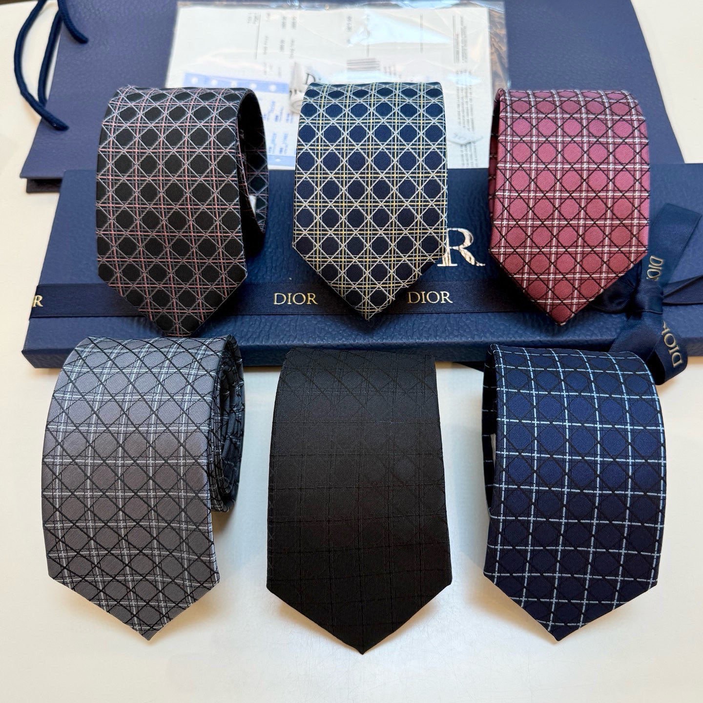 🌾爆款到👏👏Do家新款领带💖💖 👔👔Dior男士【D藤格纹图案领带】，稀有😻😻展现精湛手工与时尚优雅的理