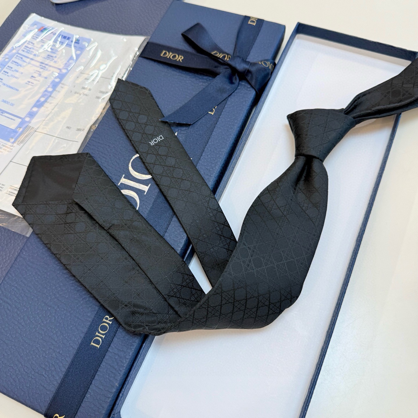 🌾爆款到👏👏Do家新款领带💖💖 👔👔Dior男士【D藤格纹图案领带】，稀有😻😻展现精湛手工与时尚优雅的理