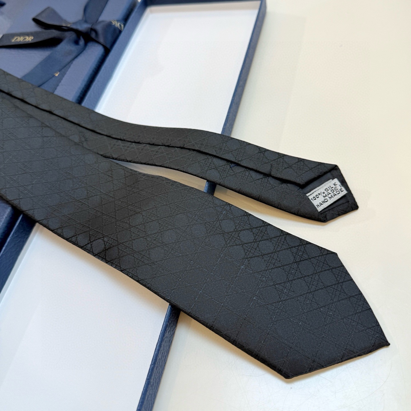 🌾爆款到👏👏Do家新款领带💖💖 👔👔Dior男士【D藤格纹图案领带】，稀有😻😻展现精湛手工与时尚优雅的理