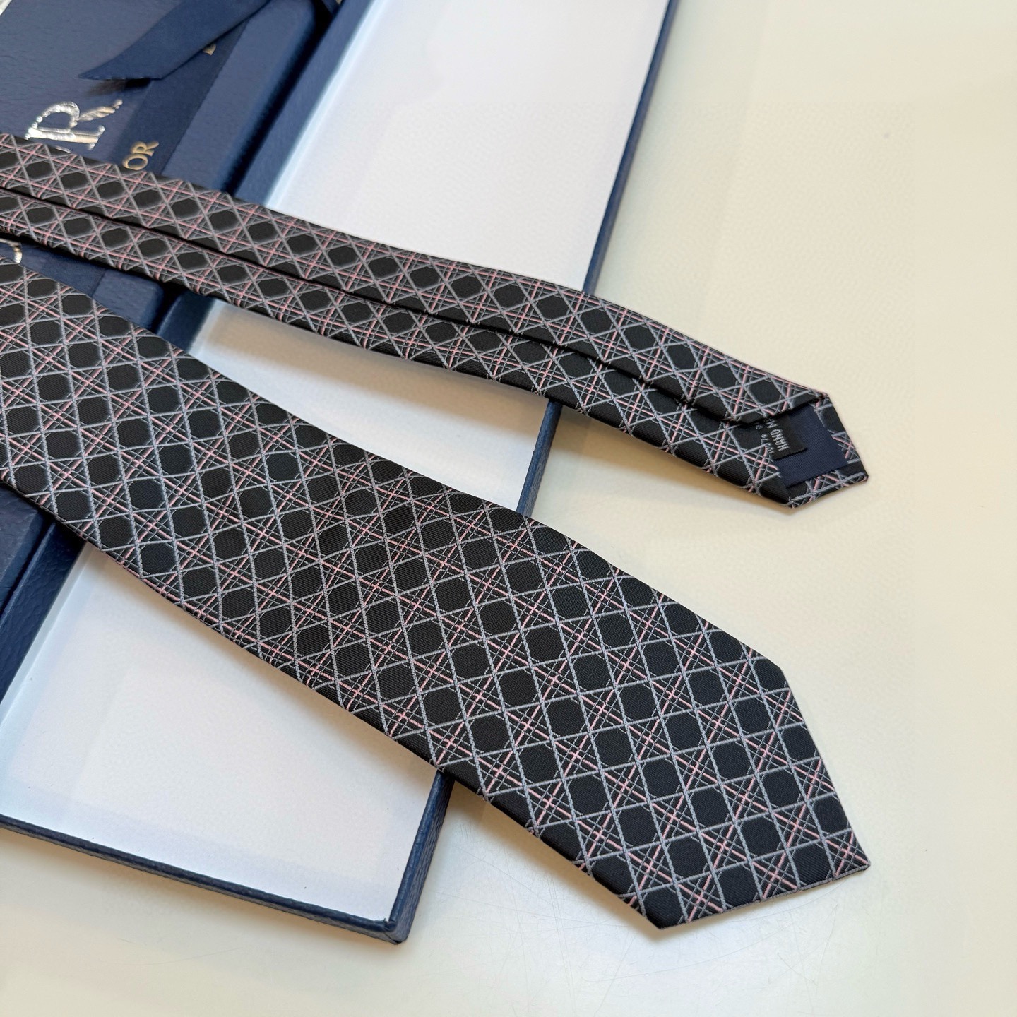 🌾爆款到👏👏Do家新款领带💖💖 👔👔Dior男士【D藤格纹图案领带】，稀有😻😻展现精湛手工与时尚优雅的理
