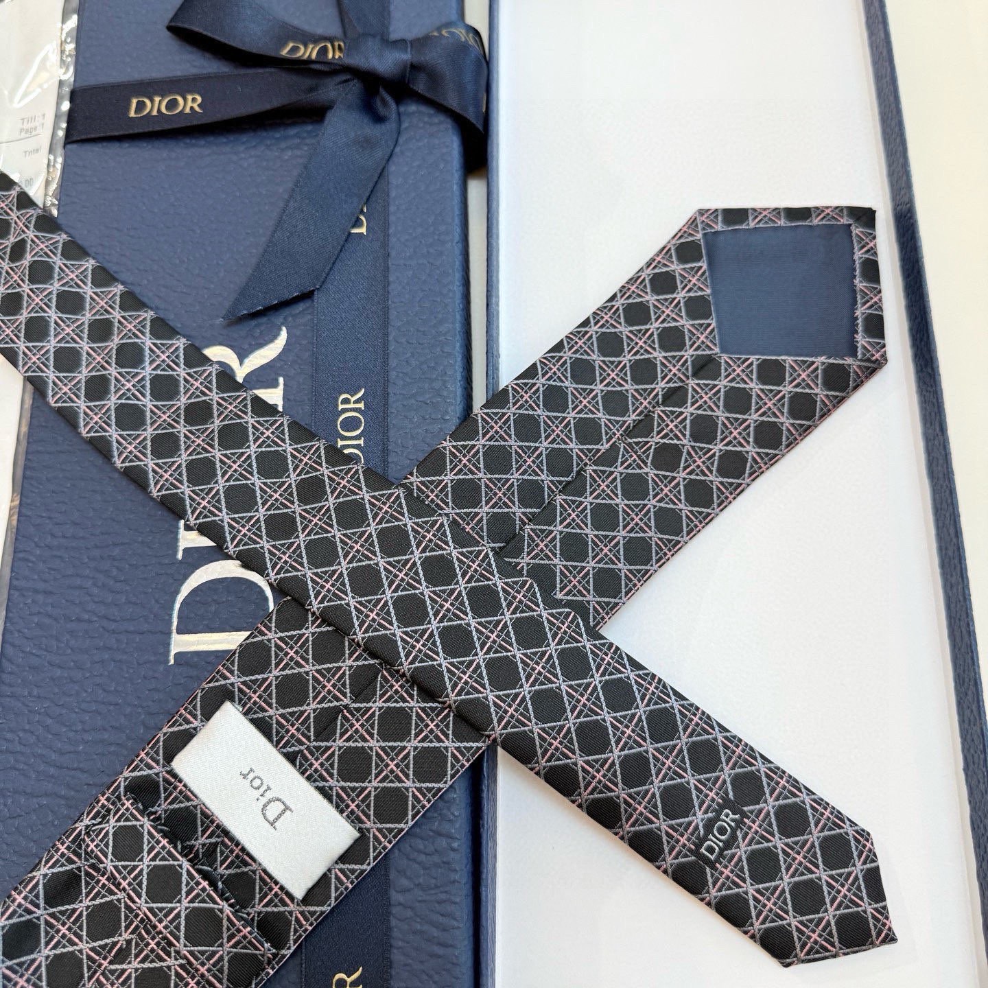 🌾爆款到👏👏Do家新款领带💖💖 👔👔Dior男士【D藤格纹图案领带】，稀有😻😻展现精湛手工与时尚优雅的理