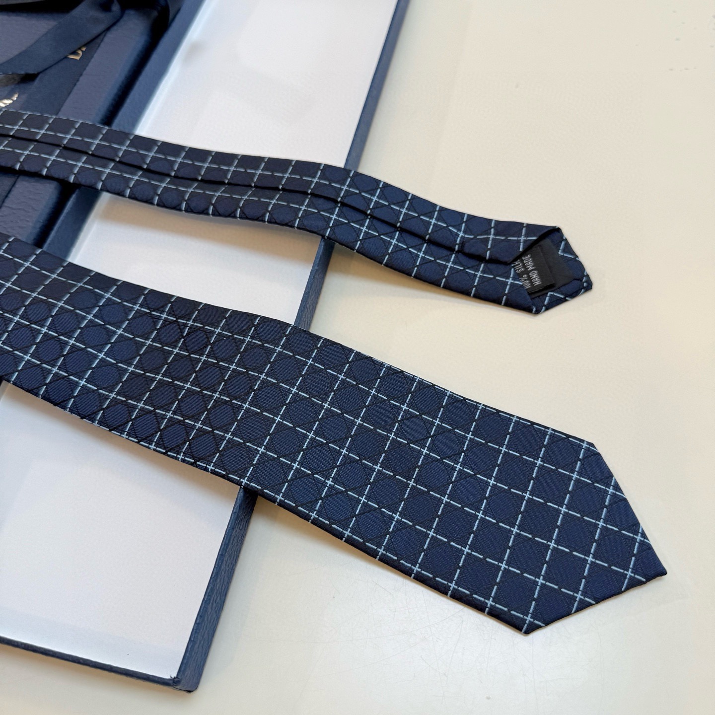 🌾爆款到👏👏Do家新款领带💖💖 👔👔Dior男士【D藤格纹图案领带】，稀有😻😻展现精湛手工与时尚优雅的理