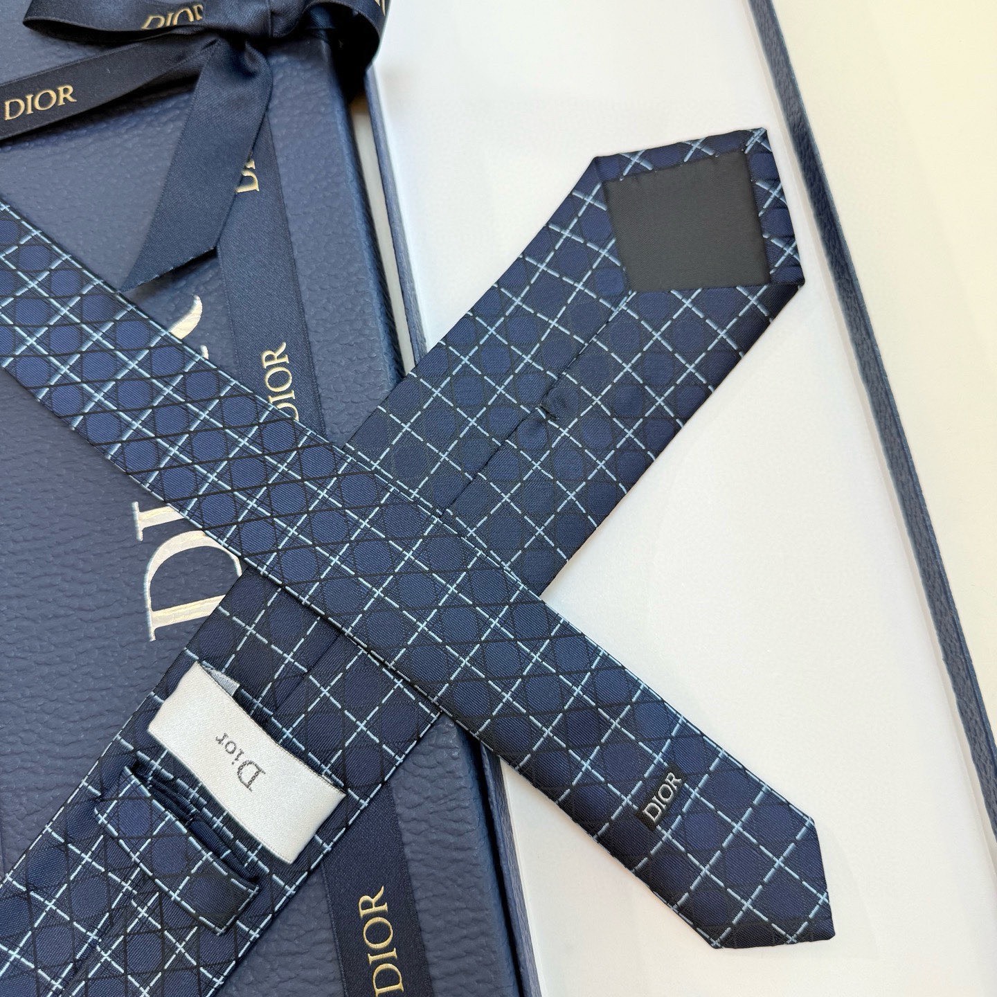 🌾爆款到👏👏Do家新款领带💖💖 👔👔Dior男士【D藤格纹图案领带】，稀有😻😻展现精湛手工与时尚优雅的理