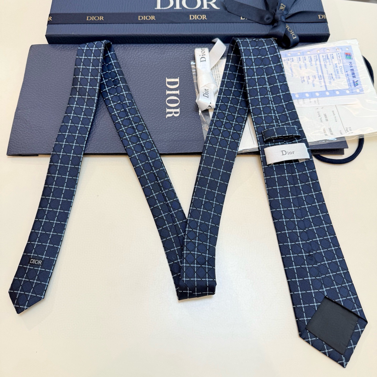 🌾爆款到👏👏Do家新款领带💖💖 👔👔Dior男士【D藤格纹图案领带】，稀有😻😻展现精湛手工与时尚优雅的理
