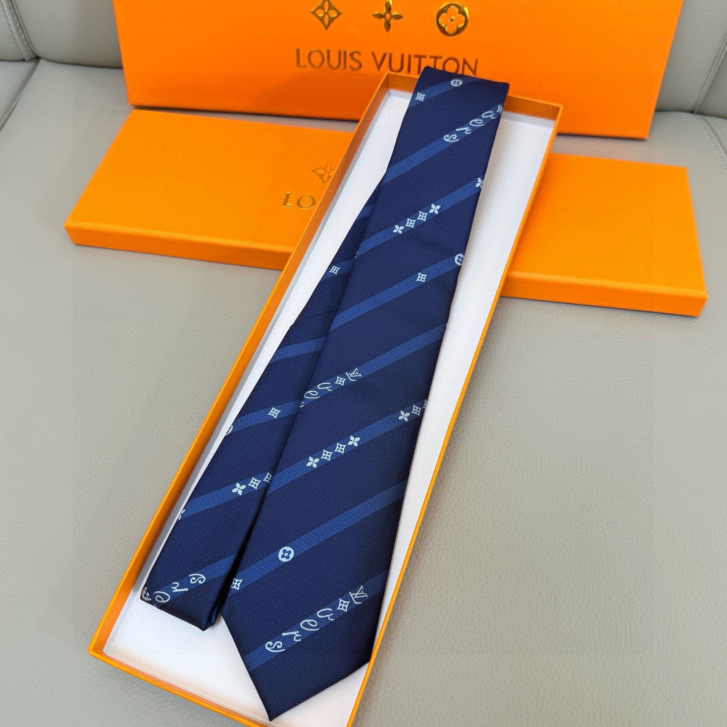 🌾 LV官方同步新款 男士领带 LVVers桑蚕丝领带以艺术笔触焕新经典图案，将LVVers标识和Mon
