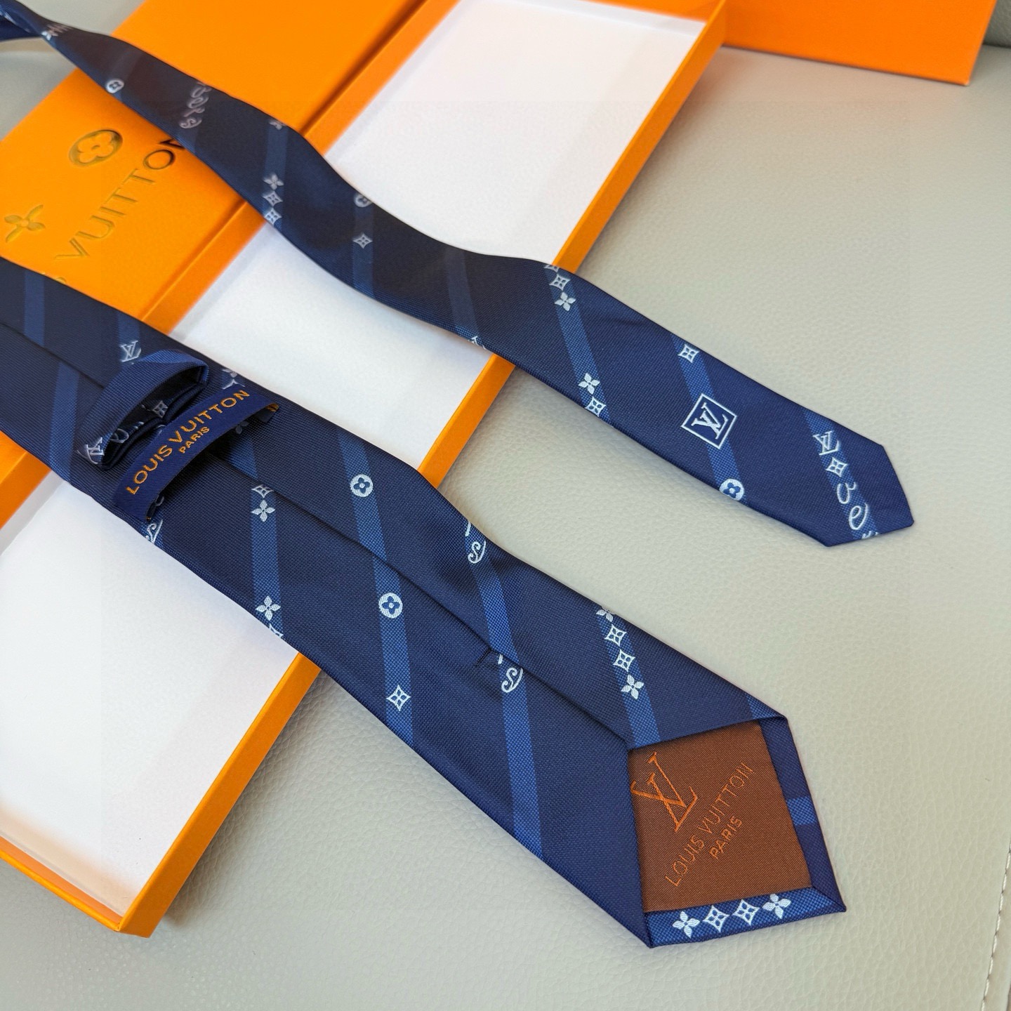 🌾 LV官方同步新款 男士领带 LVVers桑蚕丝领带以艺术笔触焕新经典图案，将LVVers标识和Mon