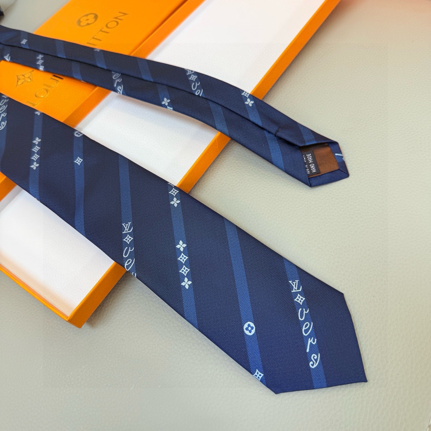 🌾 LV官方同步新款 男士领带 LVVers桑蚕丝领带以艺术笔触焕新经典图案，将LVVers标识和Mon