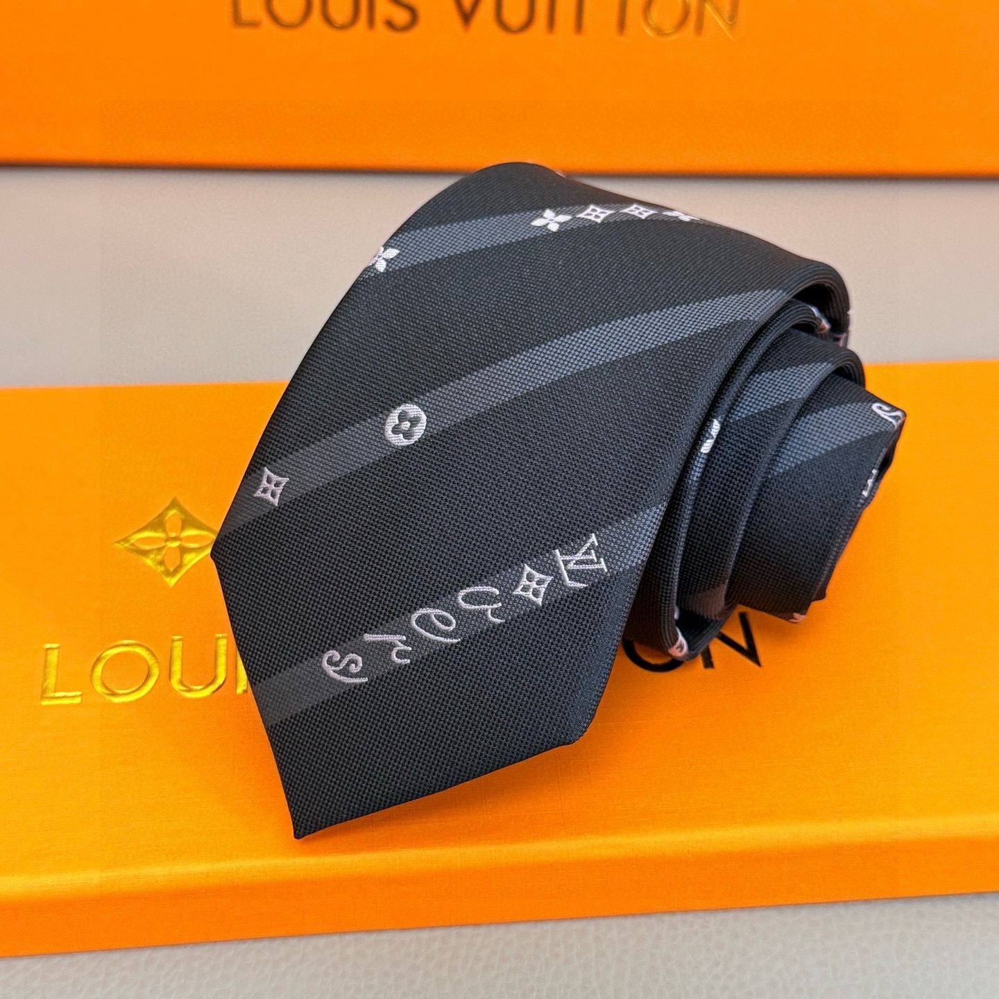 🌾 LV官方同步新款 男士领带 LVVers桑蚕丝领带以艺术笔触焕新经典图案，将LVVers标识和Mon