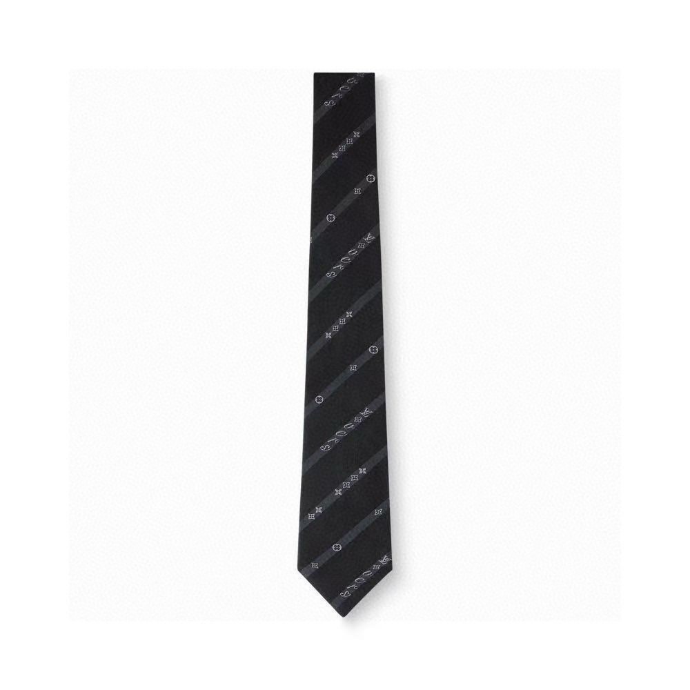 NO:710555,Special LV official synchronized new men's tie LVVers mulberry silk tie renews the classic pattern with artistic touches, integrating the LVVers logo and Monogram flowers into the diagonal stripe design. Whether paired with daily wear or formal styling, it can reveal an elegant atmosphere. Tie, tie, louis vuitton, versace, ties19860909特 LV官方同步新款 男士领带 LVVers桑蚕丝领带以艺术笔触焕新经典图案,将LVVers标识和Monogram花卉融入斜条纹设计.无论搭配日常着装或正式造型,均可流露雅致气息. 领带,领带,louis vuitton,versace,ties,accessory