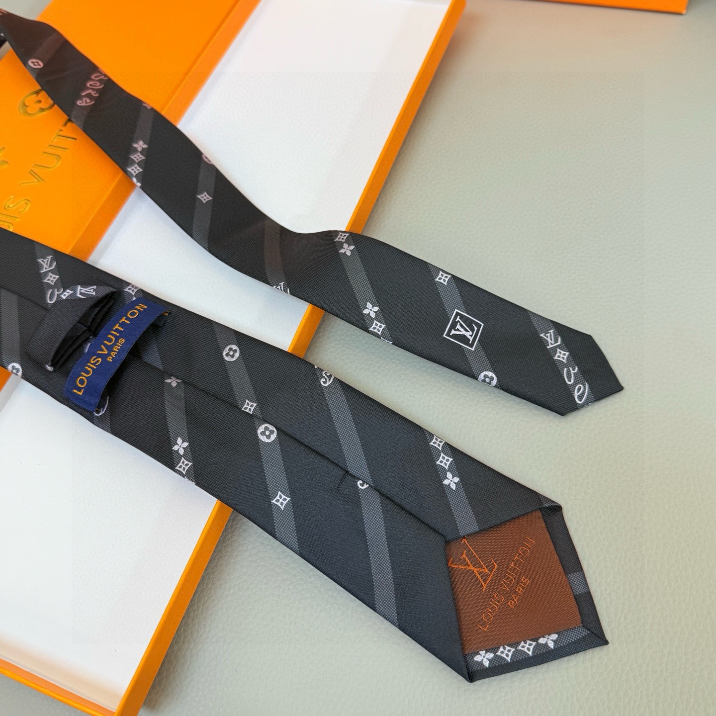 🌾 LV官方同步新款 男士领带 LVVers桑蚕丝领带以艺术笔触焕新经典图案，将LVVers标识和Mon