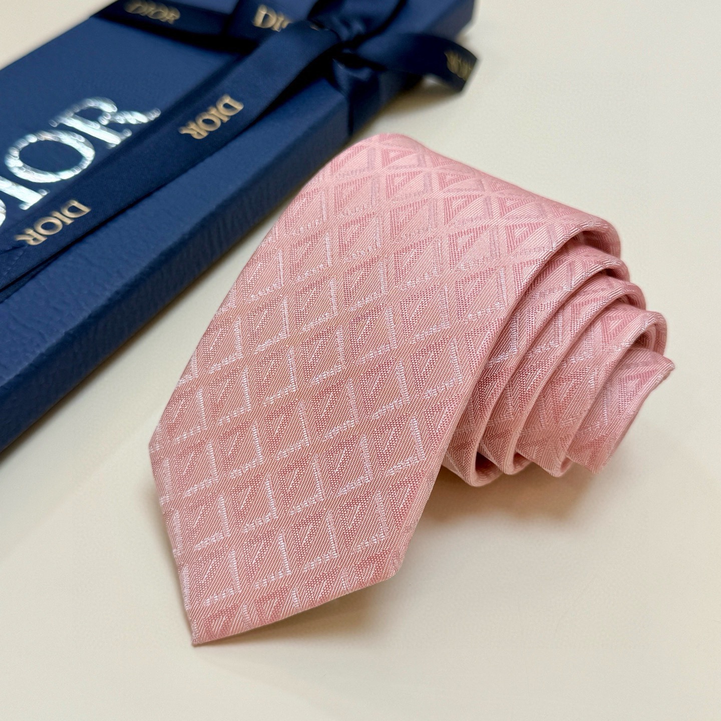 🌾 官方同步新款【线条菱形图案领带】Dior男士蚕丝藤格纹领带 经典三角格纹设计款领带穿搭更显气场！这款