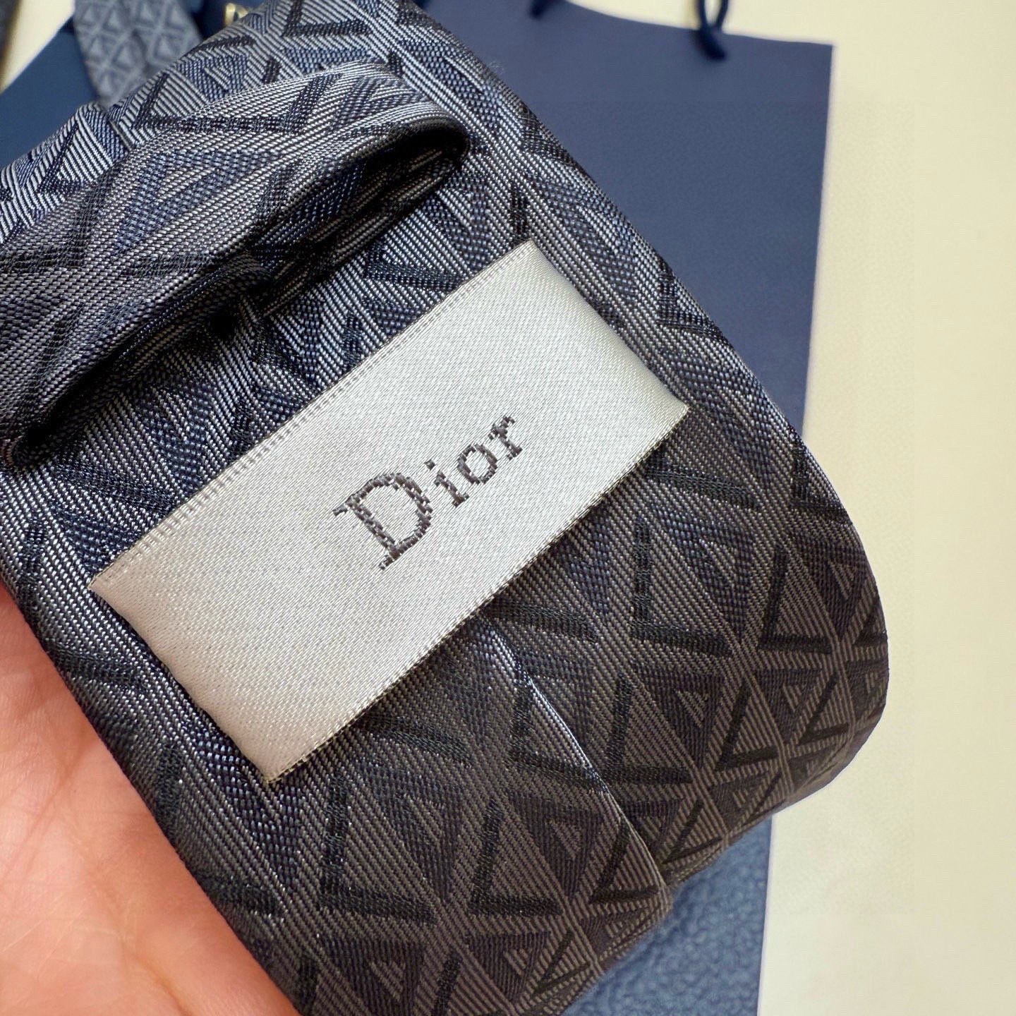 🌾 官方同步新款【线条菱形图案领带】Dior男士蚕丝藤格纹领带 经典三角格纹设计款领带穿搭更显气场！这款