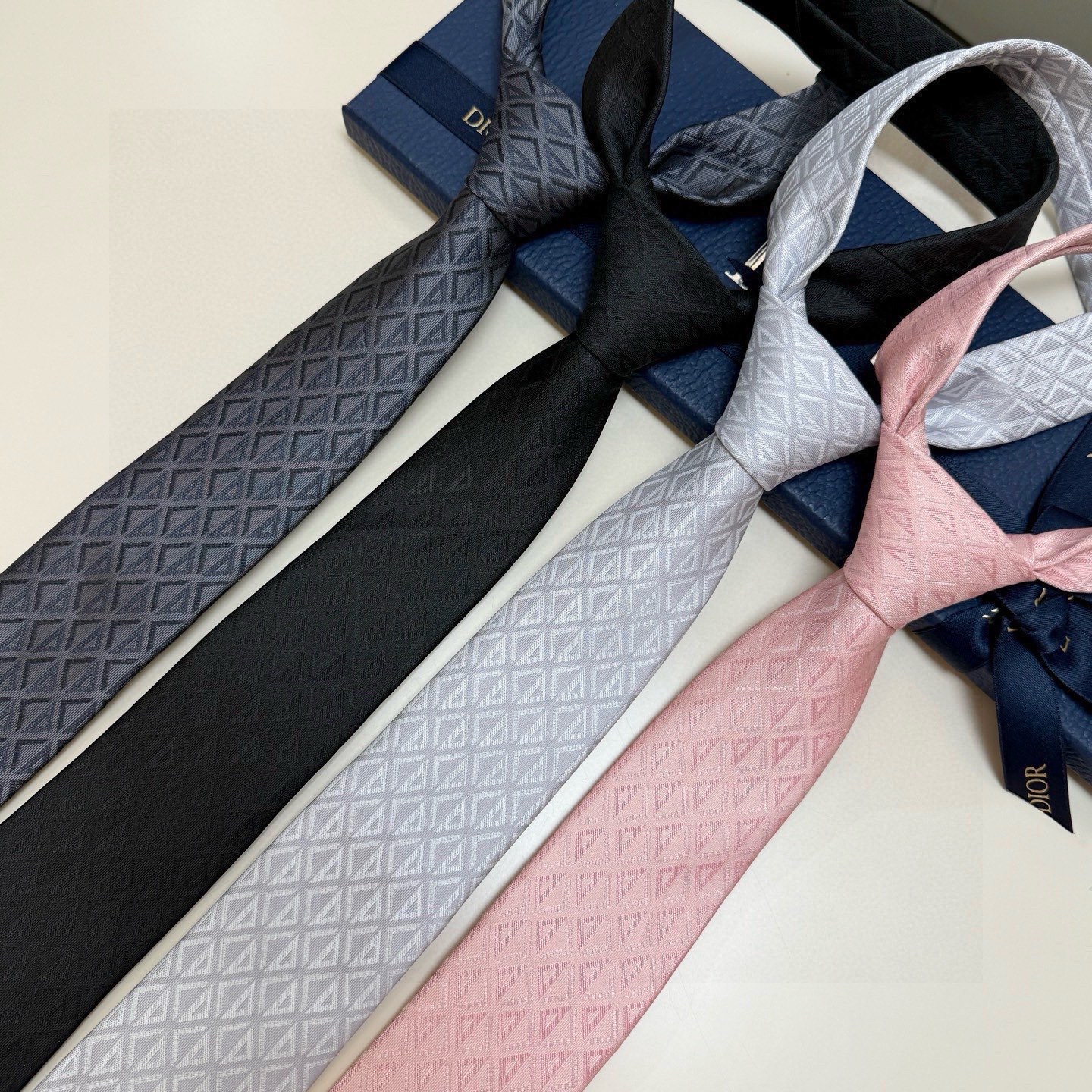 🌾 官方同步新款【线条菱形图案领带】Dior男士蚕丝藤格纹领带 经典三角格纹设计款领带穿搭更显气场！这款
