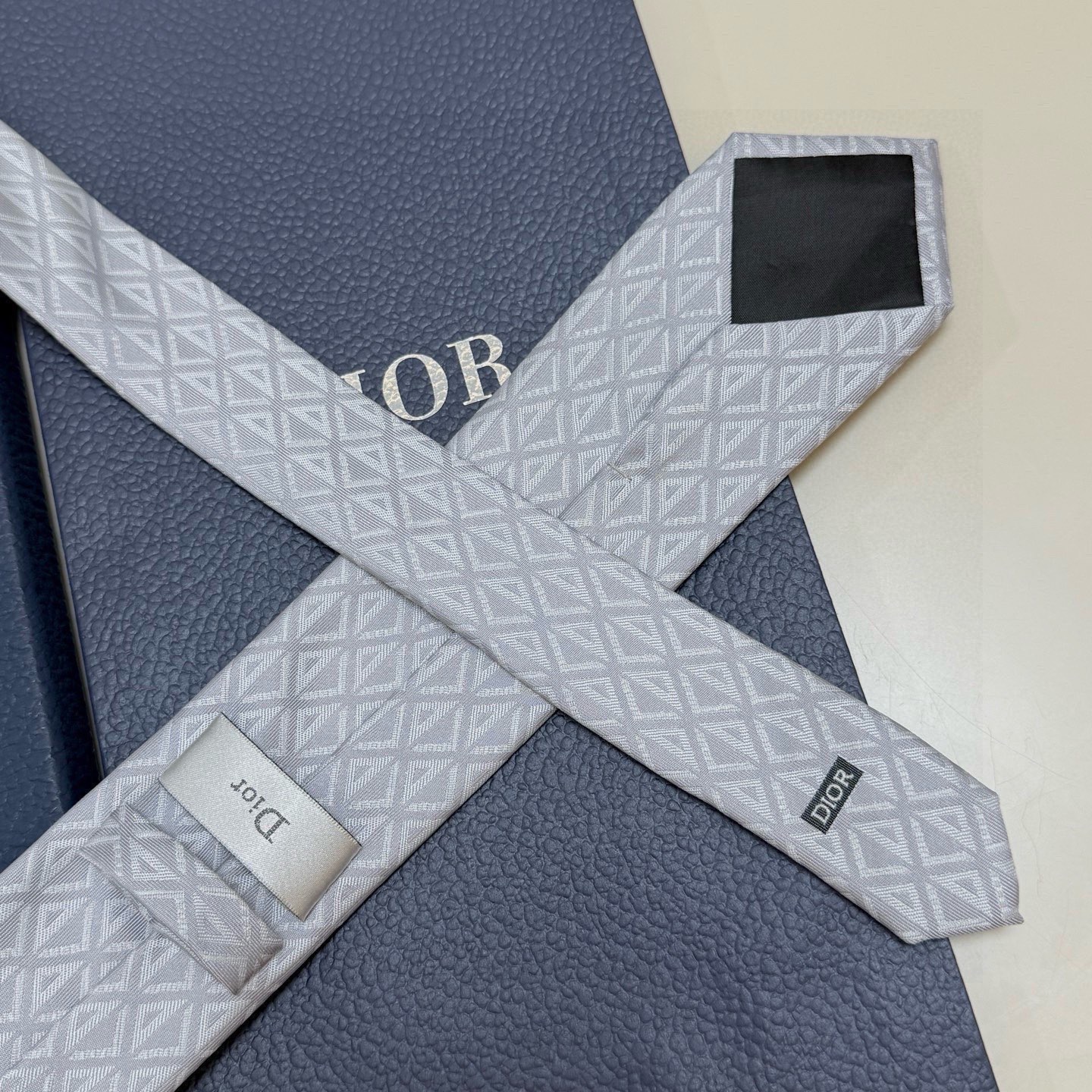🌾 官方同步新款【线条菱形图案领带】Dior男士蚕丝藤格纹领带 经典三角格纹设计款领带穿搭更显气场！这款