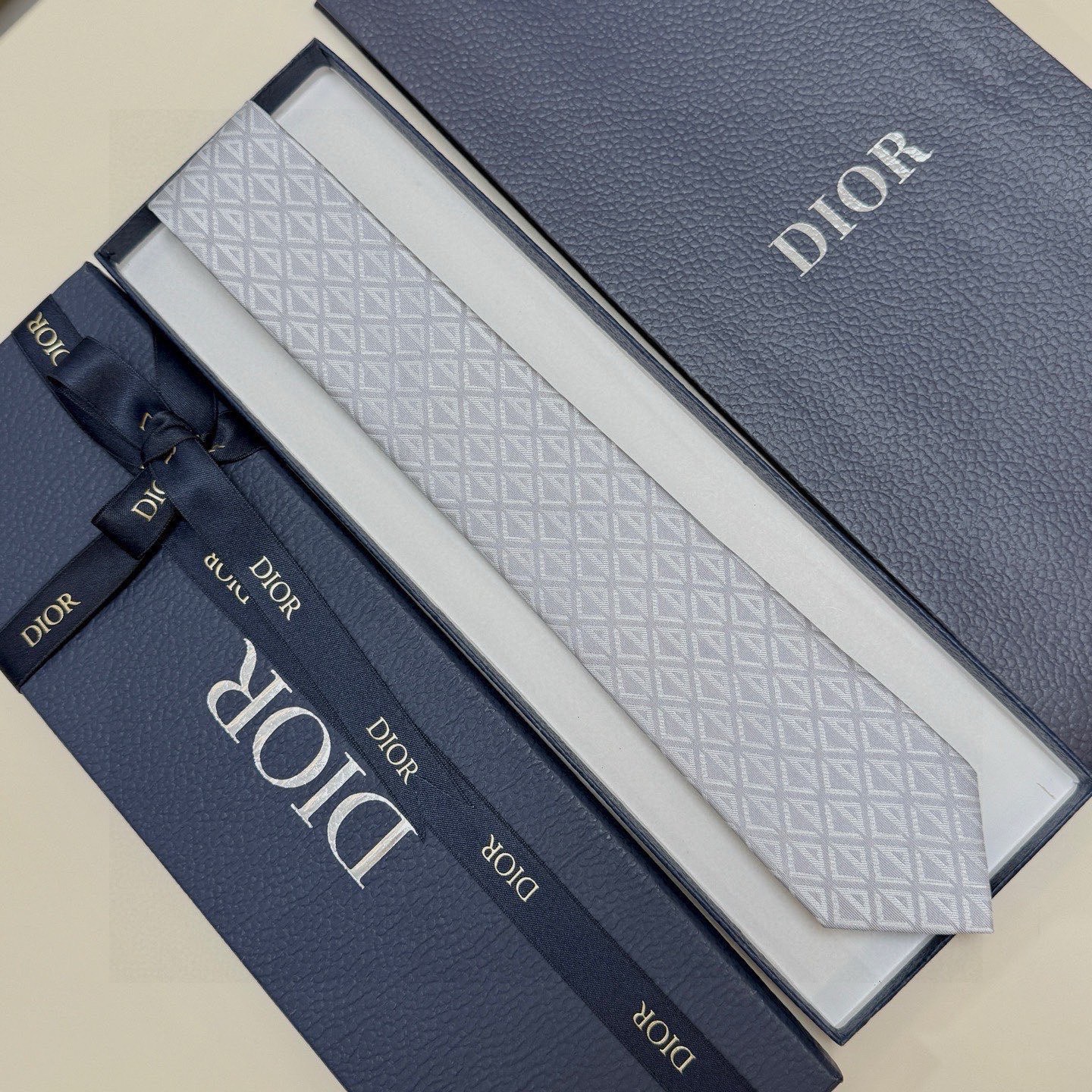 🌾 官方同步新款【线条菱形图案领带】Dior男士蚕丝藤格纹领带 经典三角格纹设计款领带穿搭更显气场！这款