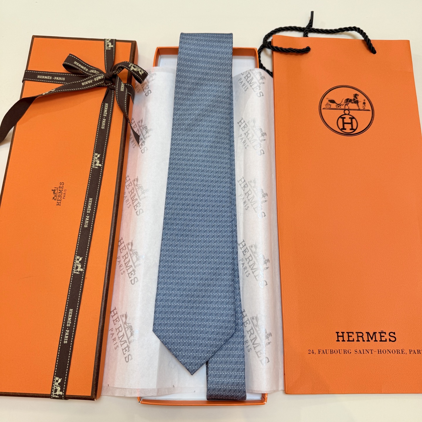 🌾 爱马仕官方同步新款【H Duo领带】 独家新款印花 男士领带，稀有爱马仕家每年都有一千条不同印花的领