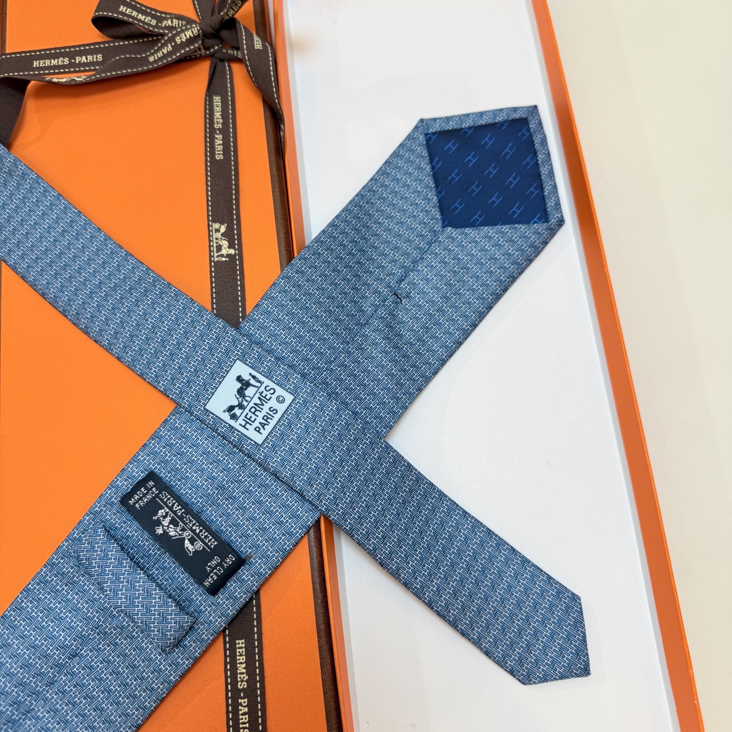 🌾 爱马仕官方同步新款【H Duo领带】 独家新款印花 男士领带，稀有爱马仕家每年都有一千条不同印花的领