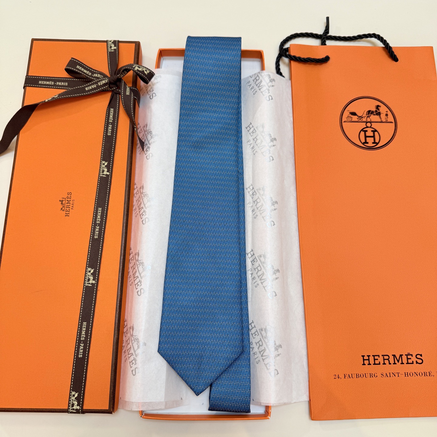 🌾 爱马仕官方同步新款【H Duo领带】 独家新款印花 男士领带，稀有爱马仕家每年都有一千条不同印花的领
