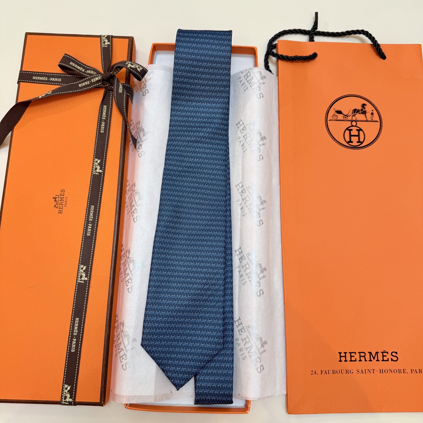 🌾 爱马仕官方同步新款【H Duo领带】 独家新款印花 男士领带，稀有爱马仕家每年都有一千条不同印花的领