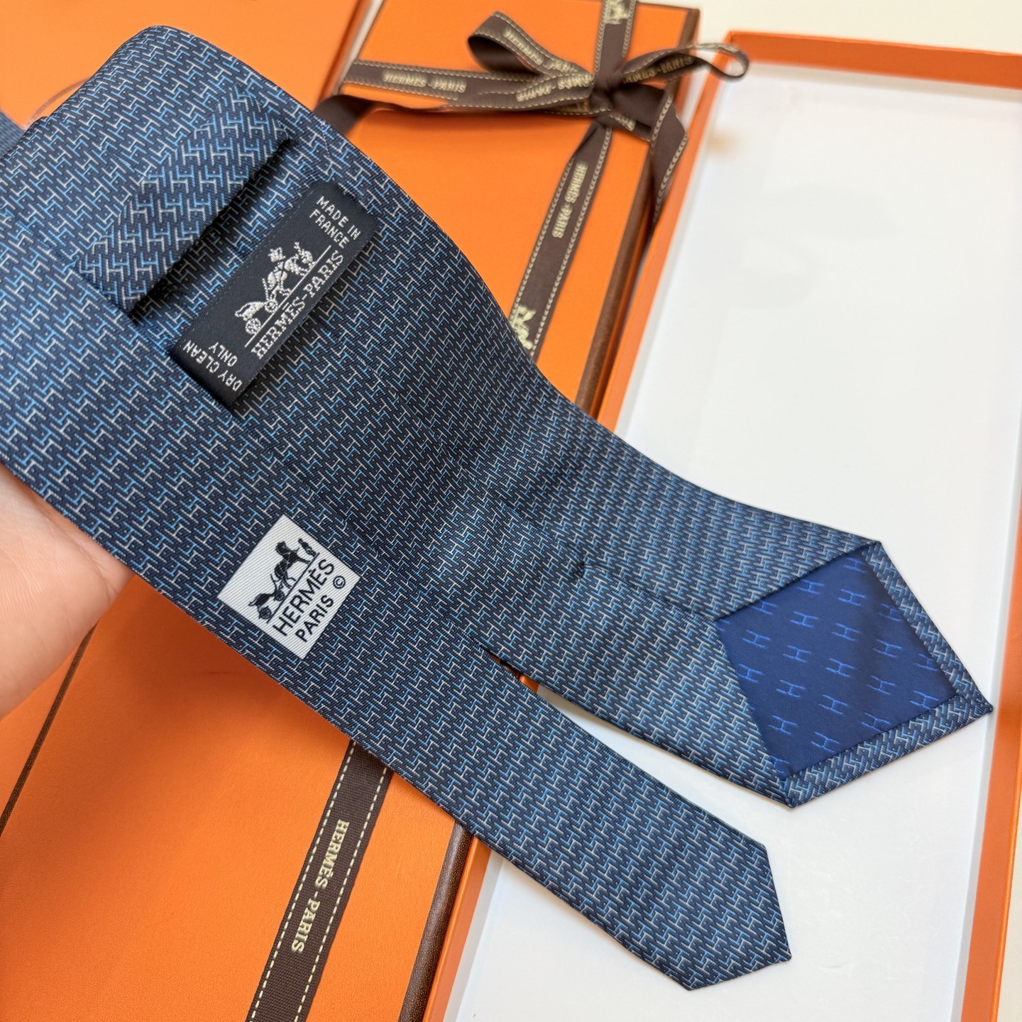 🌾 爱马仕官方同步新款【H Duo领带】 独家新款印花 男士领带，稀有爱马仕家每年都有一千条不同印花的领