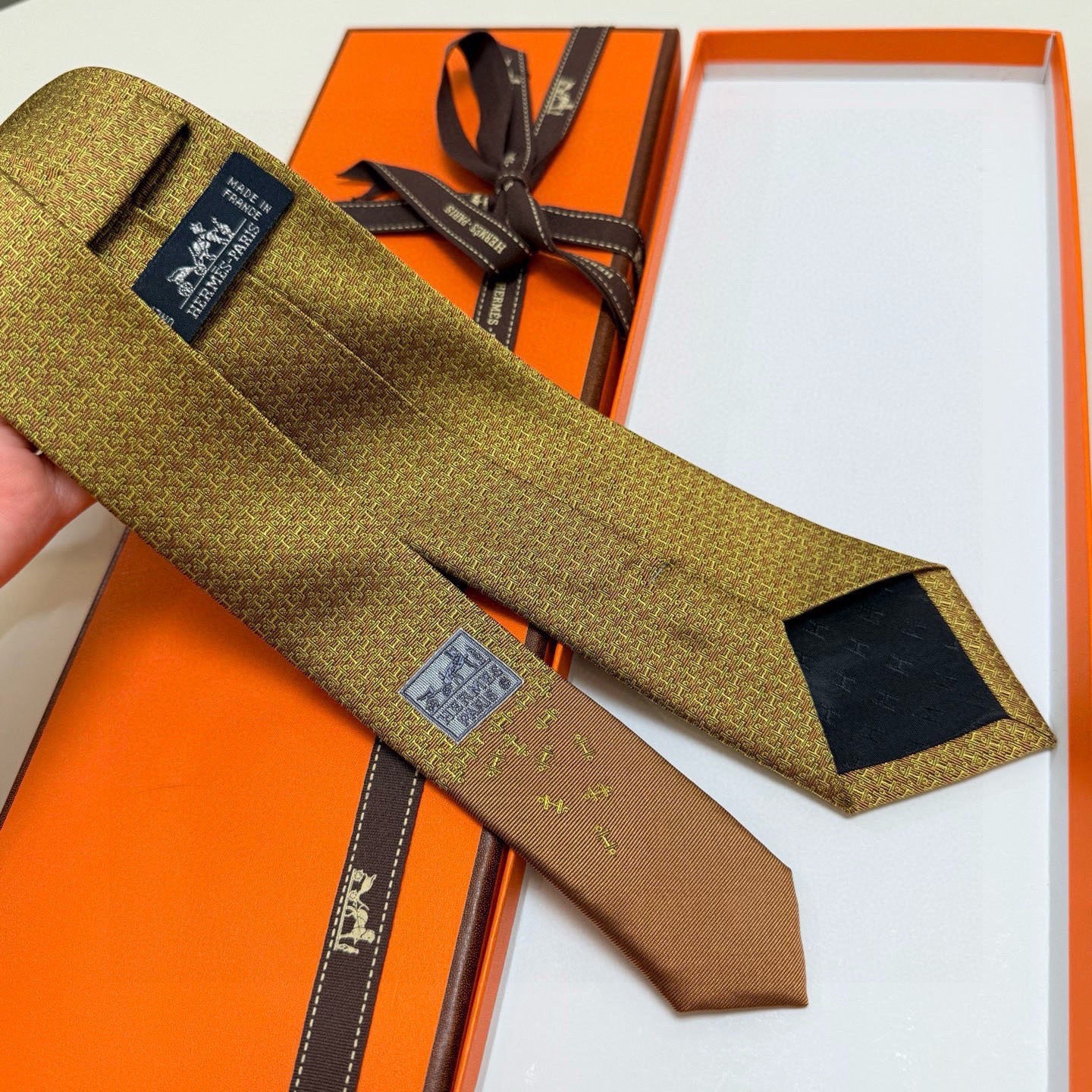 🌾男士新款领带系列【H标志图案领带】👔👔，稀有H家每年都有一千条不同印花的领带面世，从最初的多以几何图案