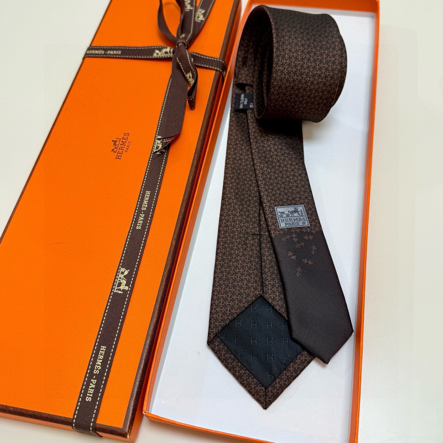 🌾男士新款领带系列【H标志图案领带】👔👔，稀有H家每年都有一千条不同印花的领带面世，从最初的多以几何图案